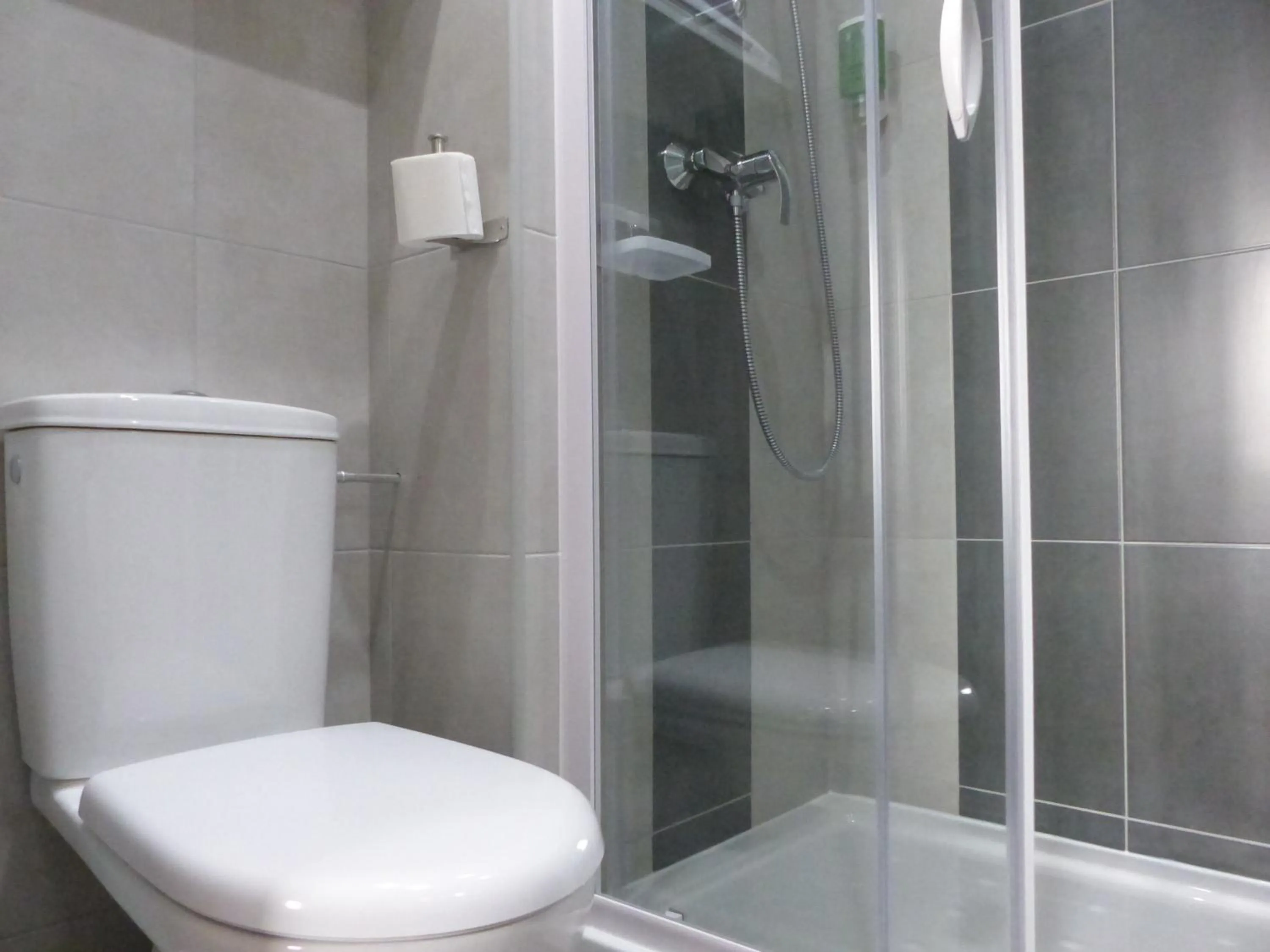 Bathroom in Comfort Hotel Orléans Olivet Provinces