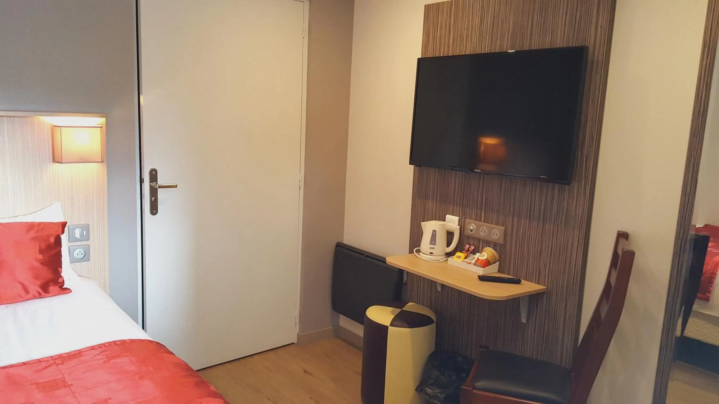 Photo of the whole room, Bed in Comfort Hotel Orléans Olivet Provinces