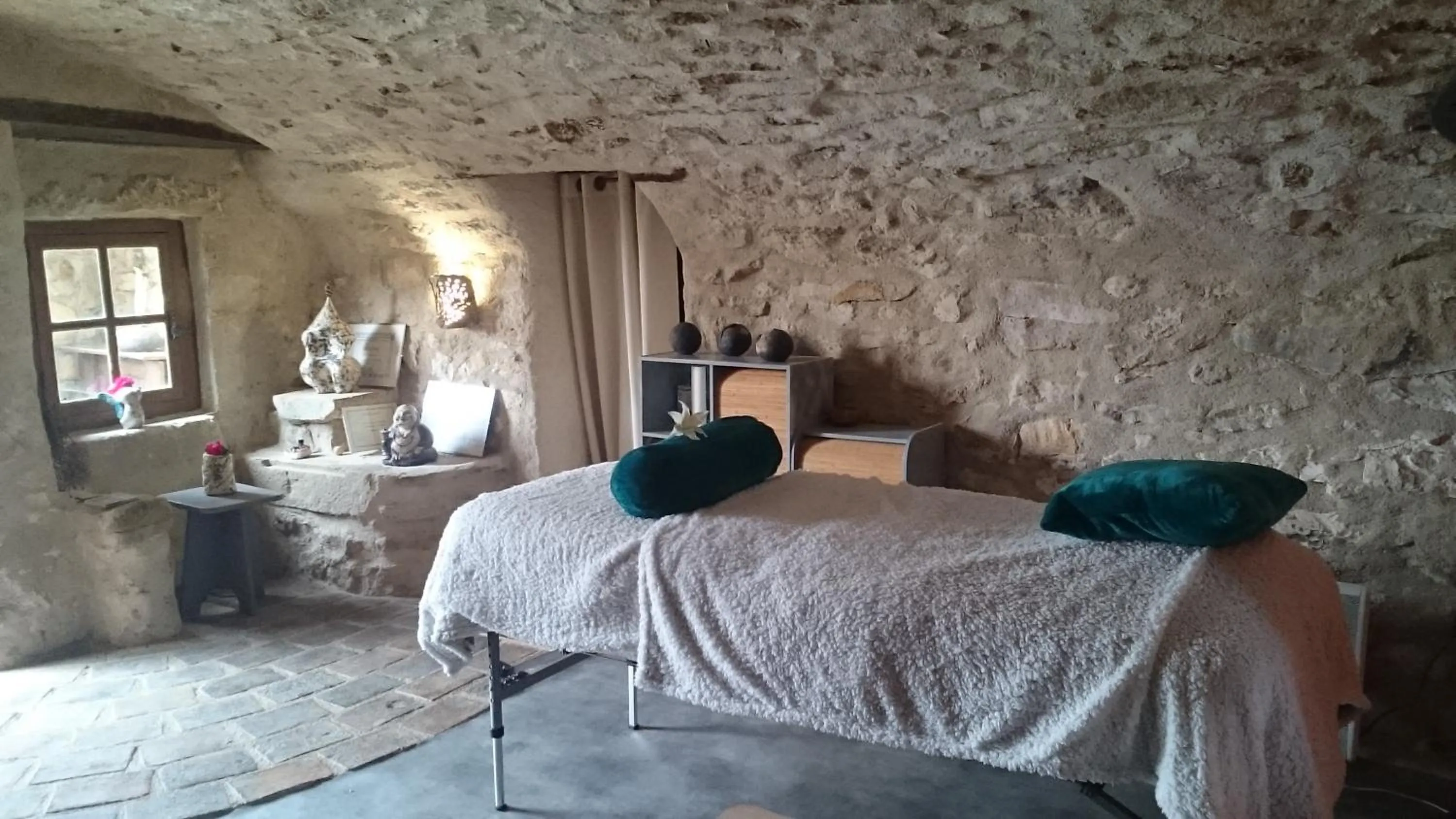 Massage, Bed in Suite Médiévale 40m2 chambre d' hôte du Mas Fabrègue