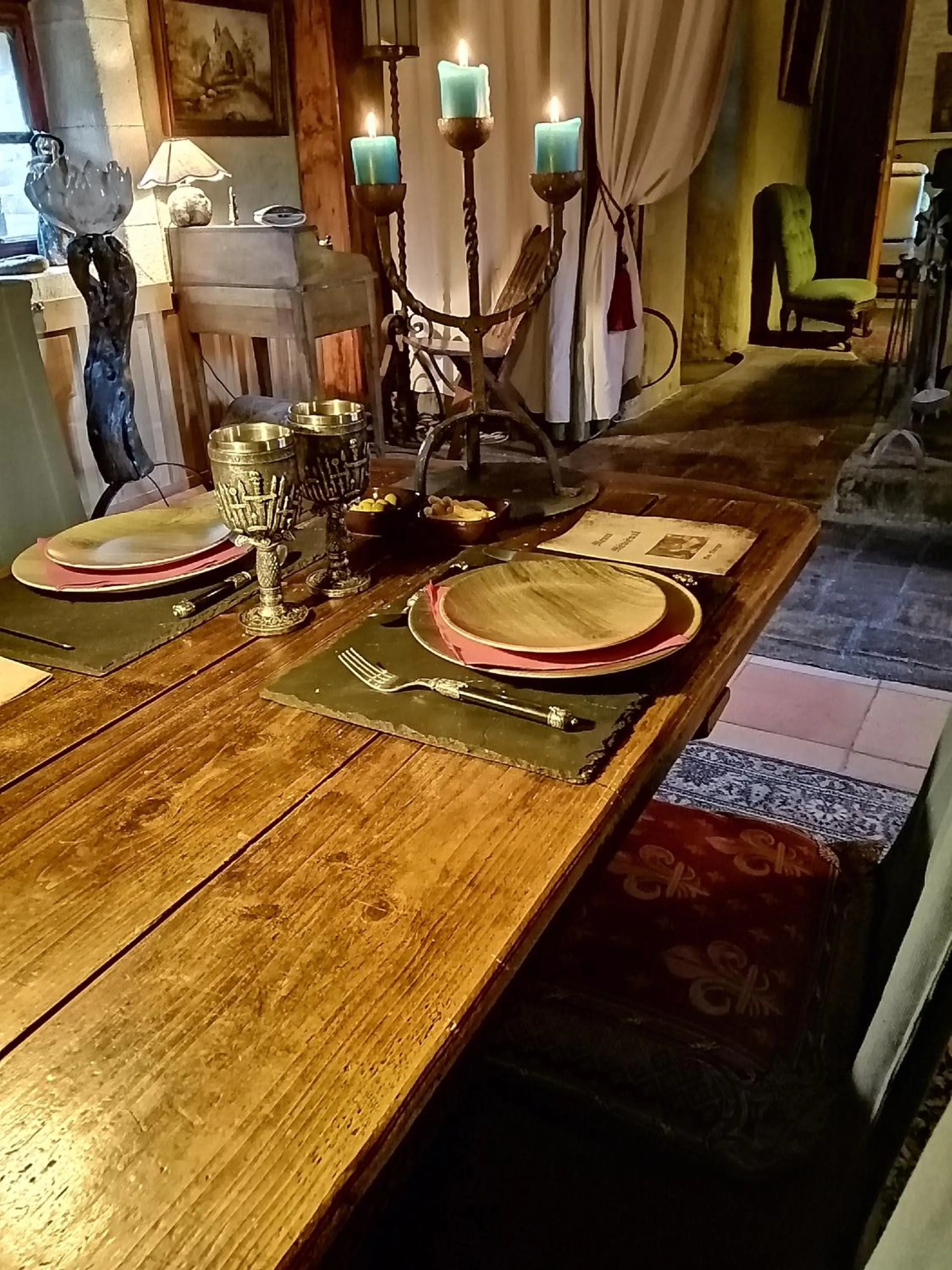 Dinner in Suite Médiévale 40m2 chambre d' hôte du Mas Fabrègue