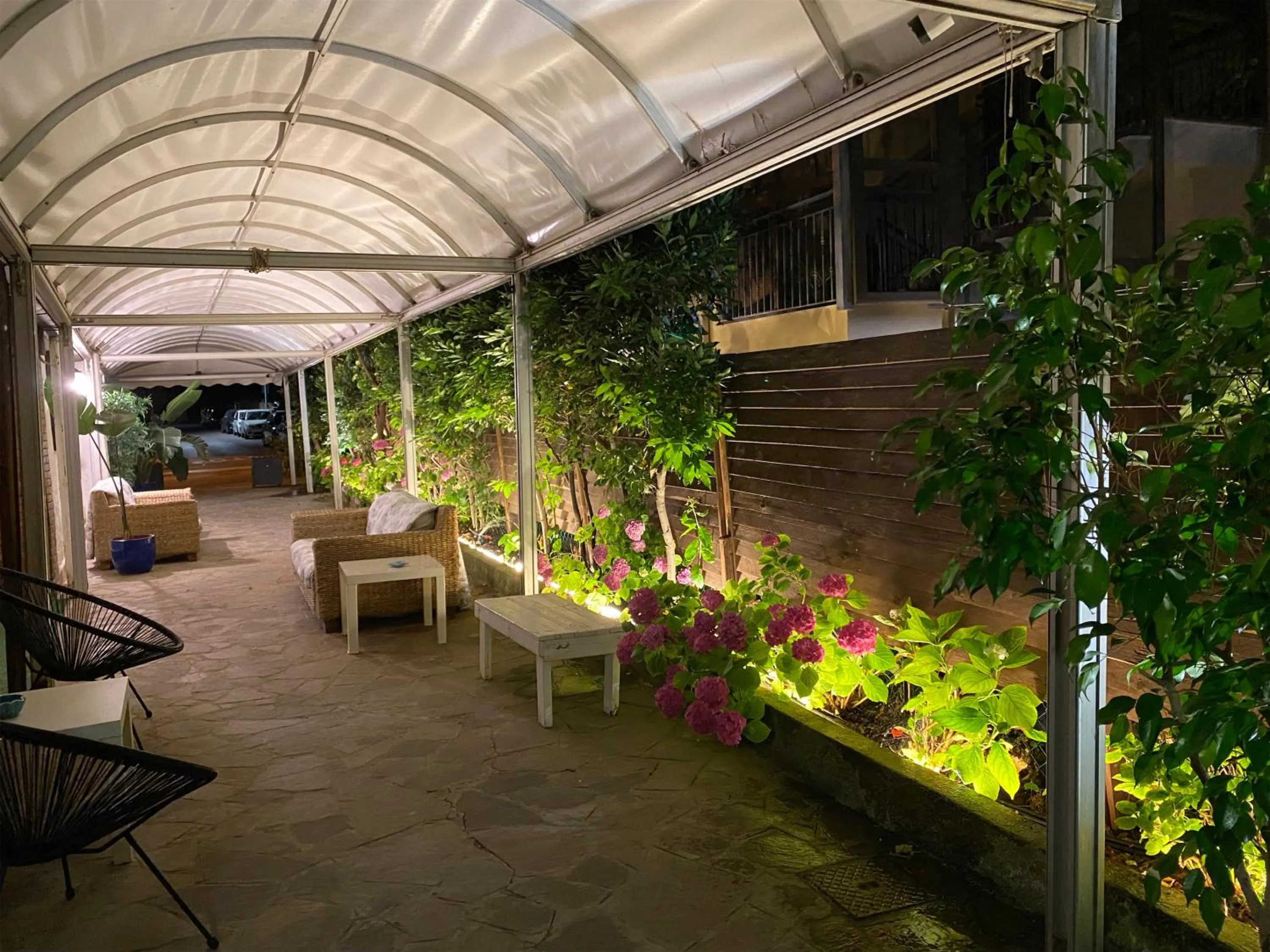 Night in Hotel Kinda