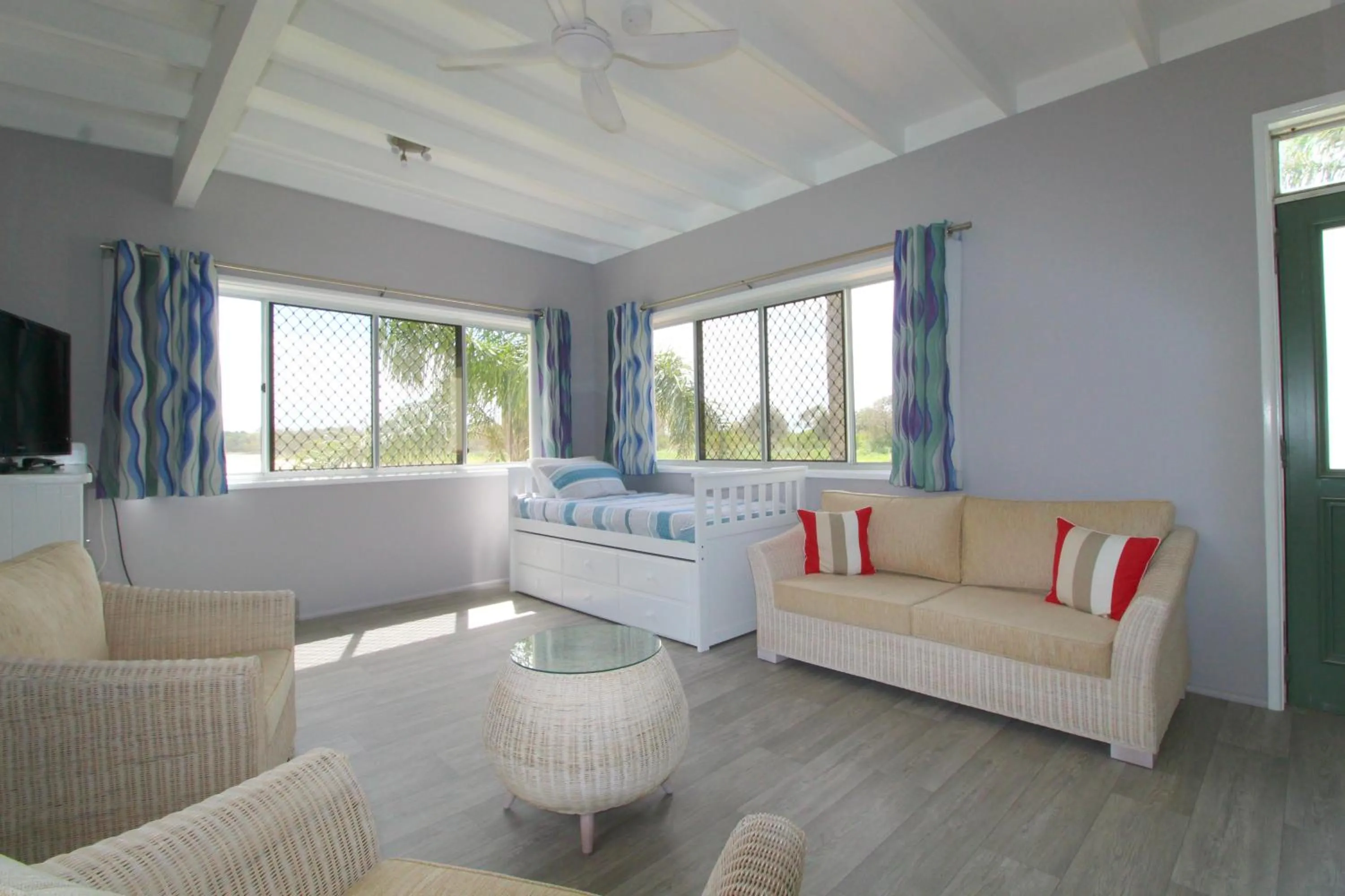 Beachfront 6 25 Willow Street