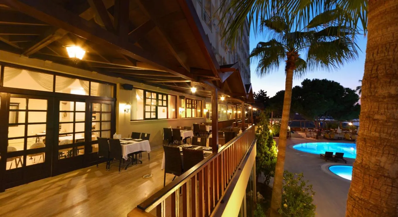 Restaurant/places to eat in Anitas Hotel