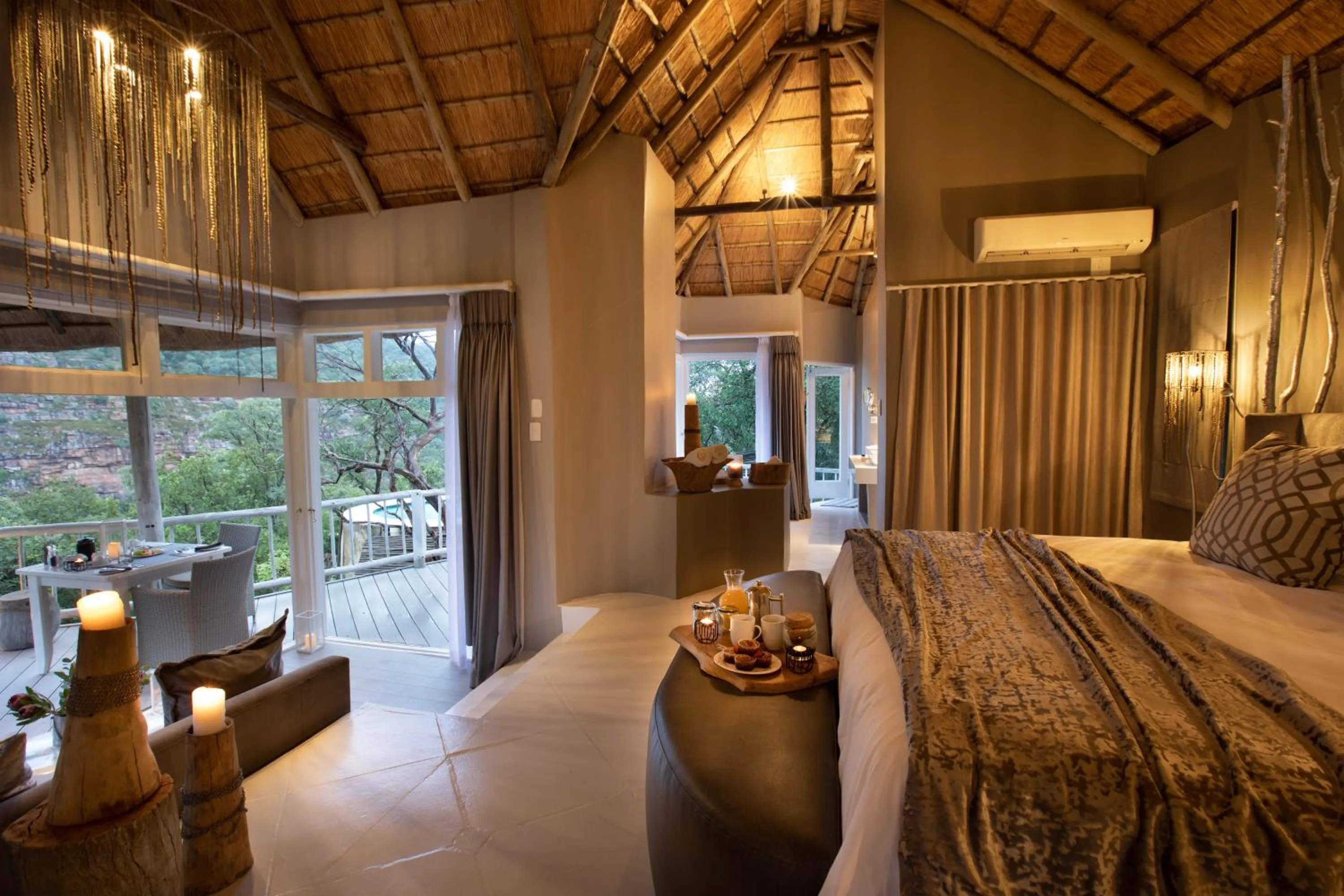 Photo of the whole room, Bed in Clifftop Exclusive Safari Hideaway