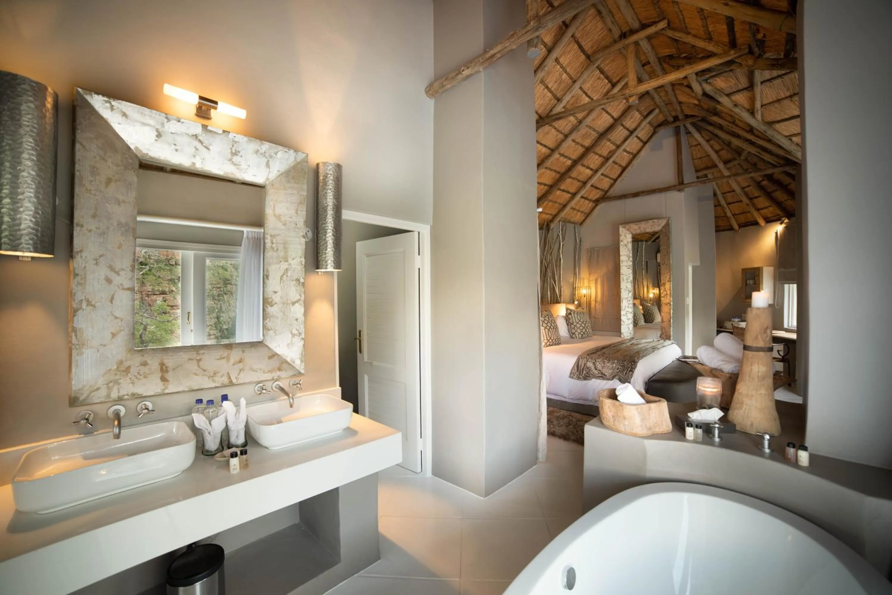 Bathroom, Bed in Clifftop Exclusive Safari Hideaway