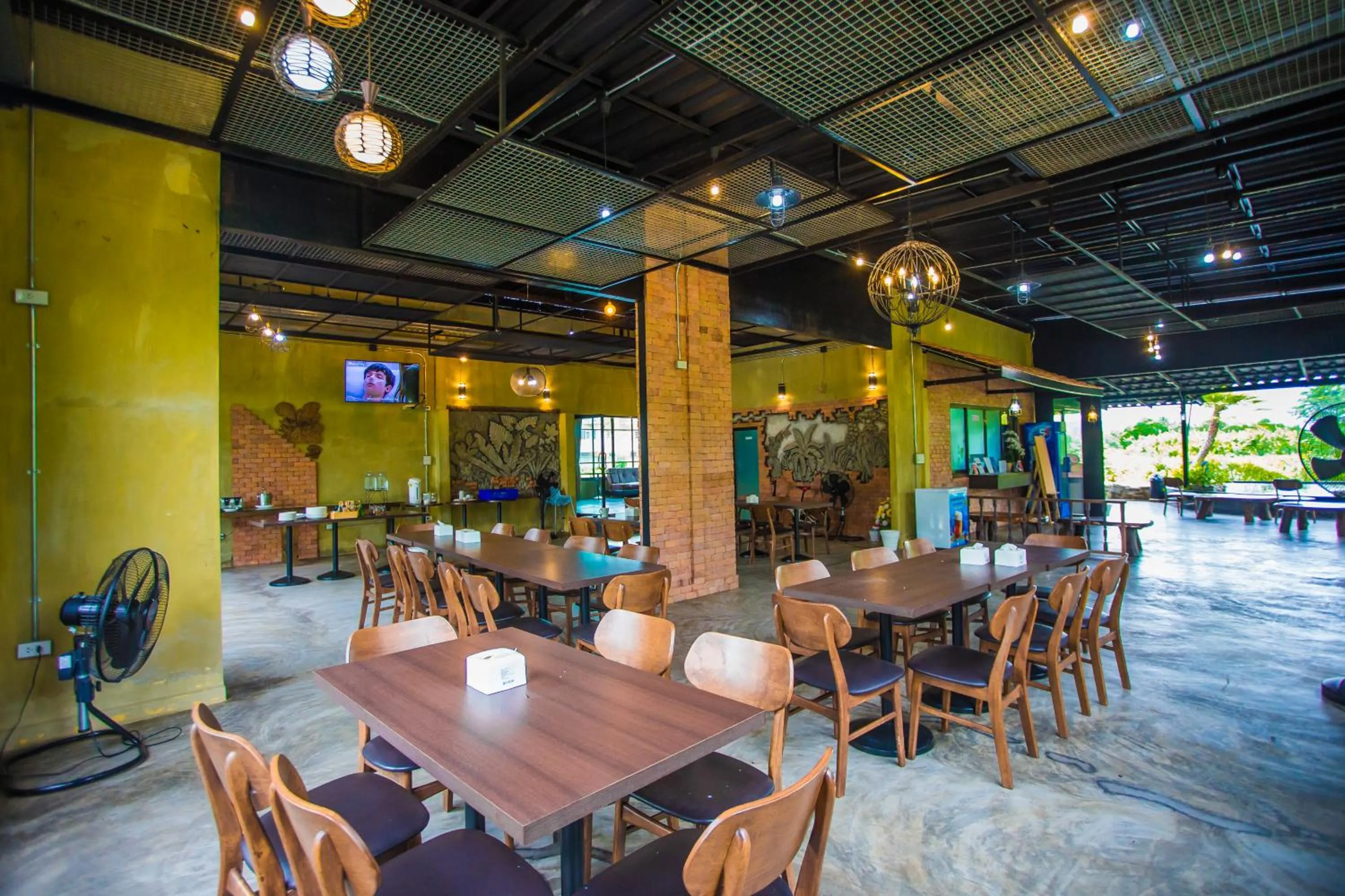 Food and drinks in Palm Pran Resort