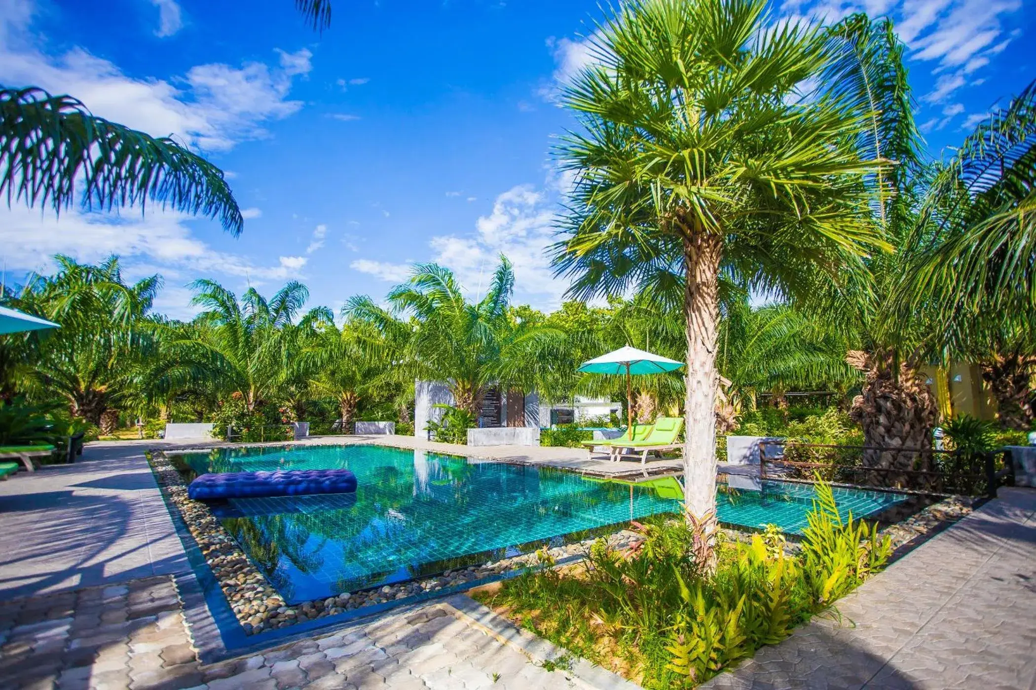 Swimming pool in Palm Pran Resort Swimming pool in Palm Pran Resort