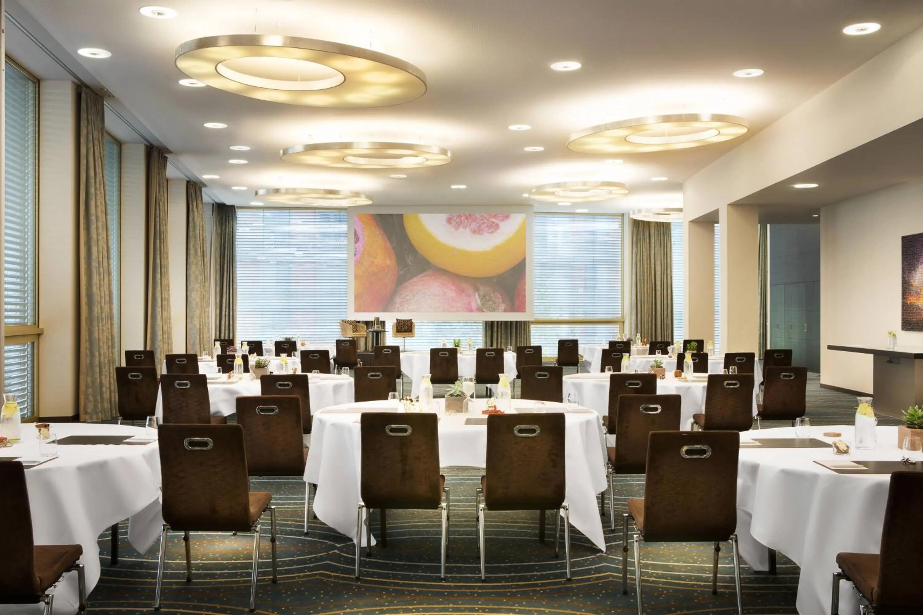 Lounge or bar in Renaissance Zurich Tower Hotel