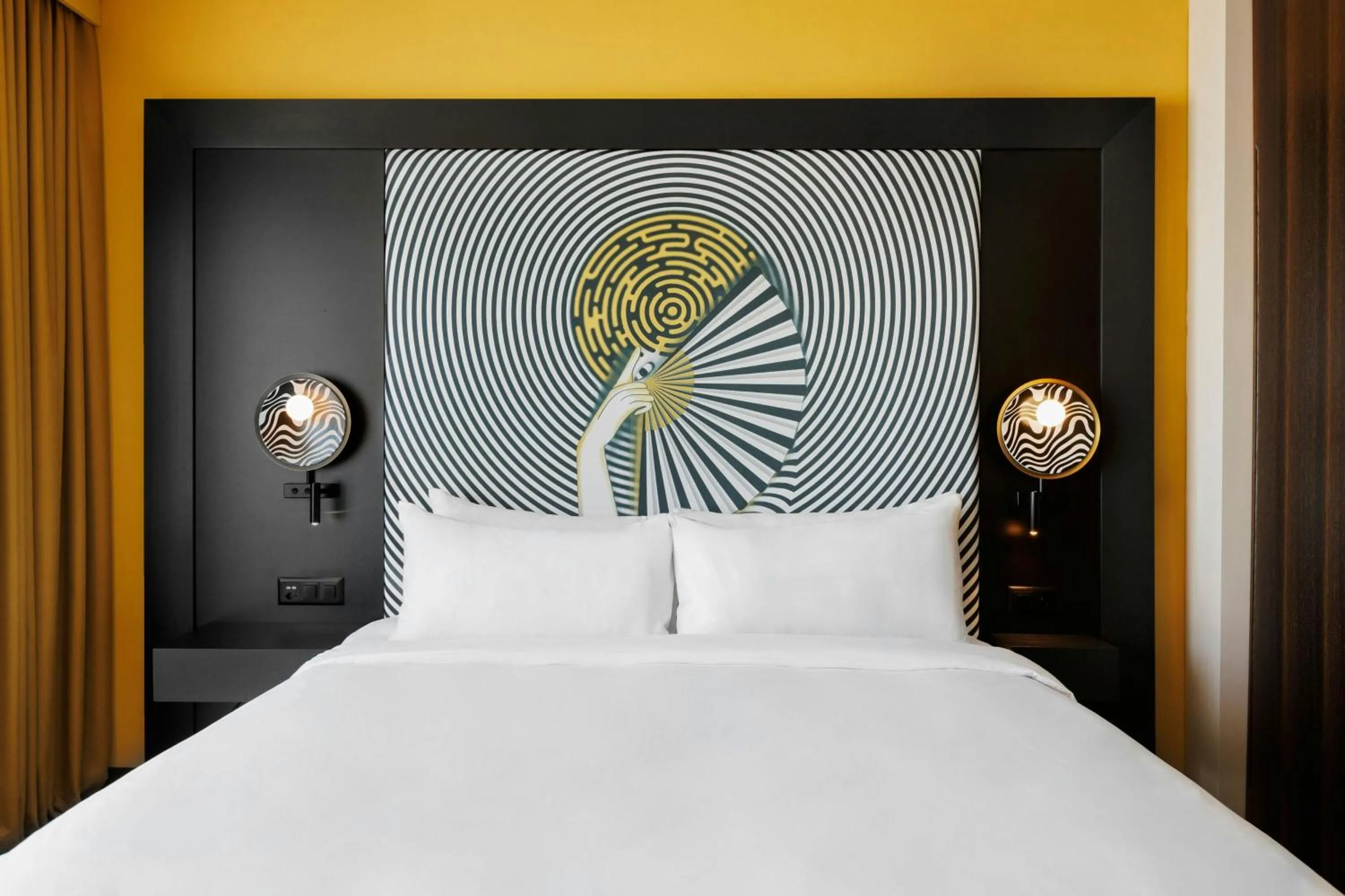 Photo of the whole room, Bed in Renaissance Zurich Tower Hotel