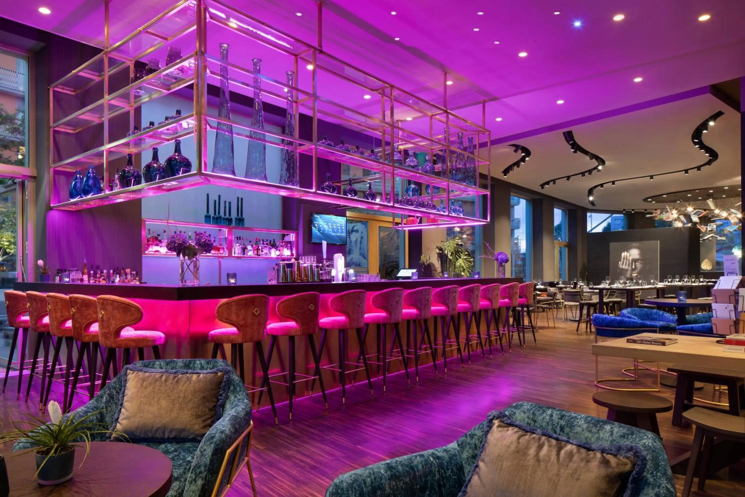 Lounge or bar in Renaissance Zurich Tower Hotel