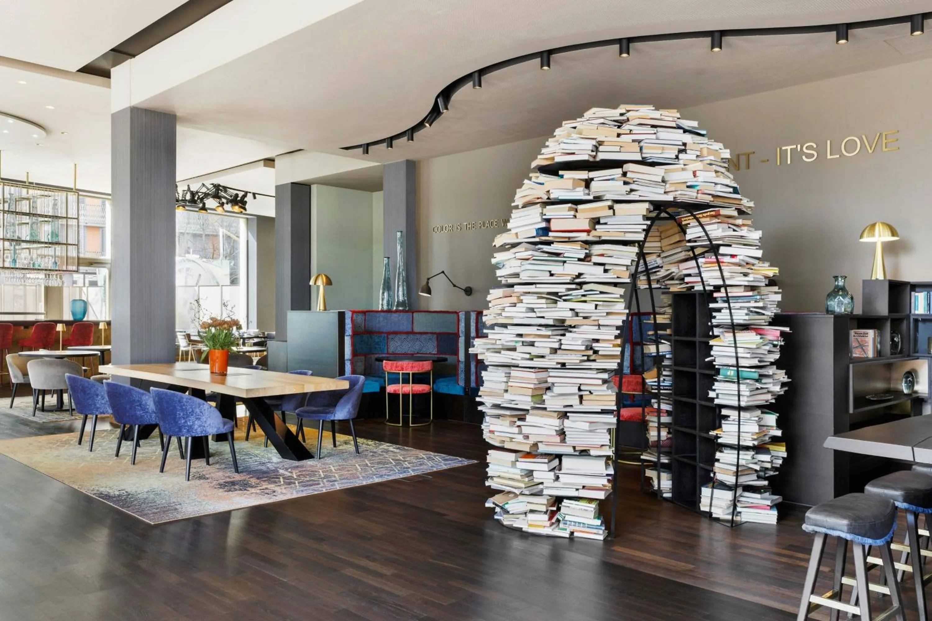 Lounge or bar in Renaissance Zurich Tower Hotel