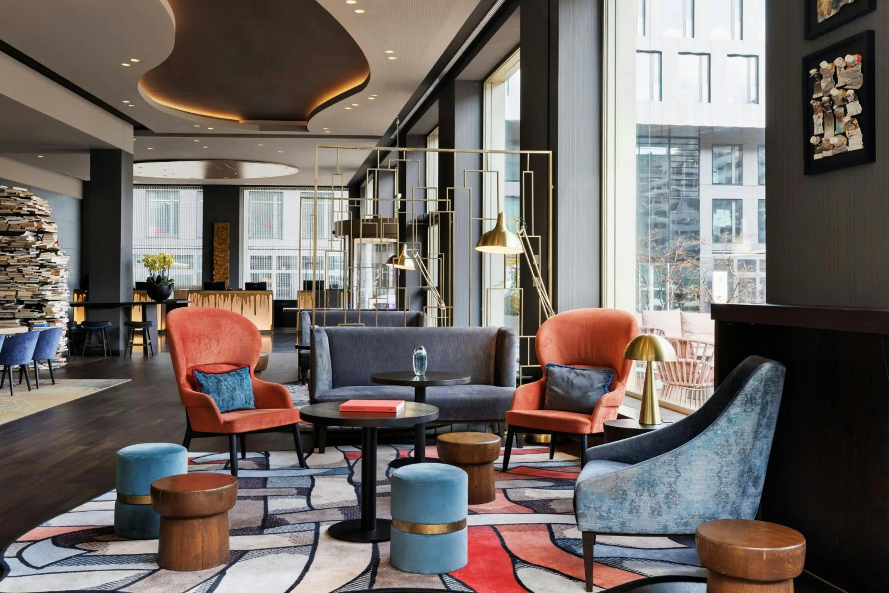 Lounge or bar in Renaissance Zurich Tower Hotel