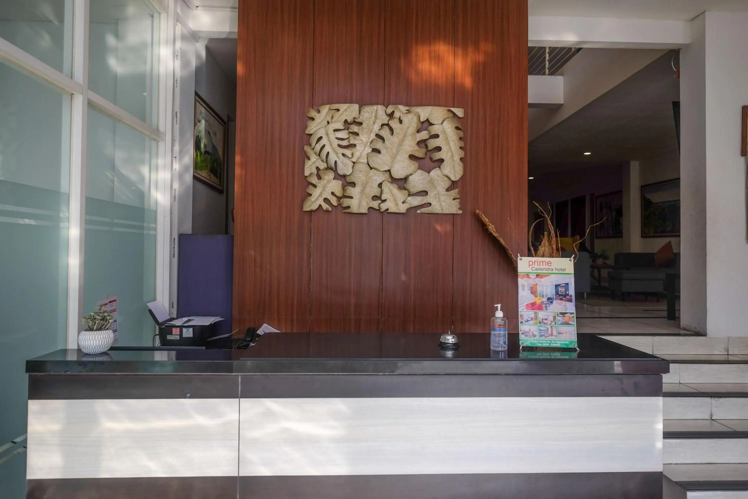 Lobby or reception in Sans Hotel Prime Cailendra Yogyakarta by RedDoorz