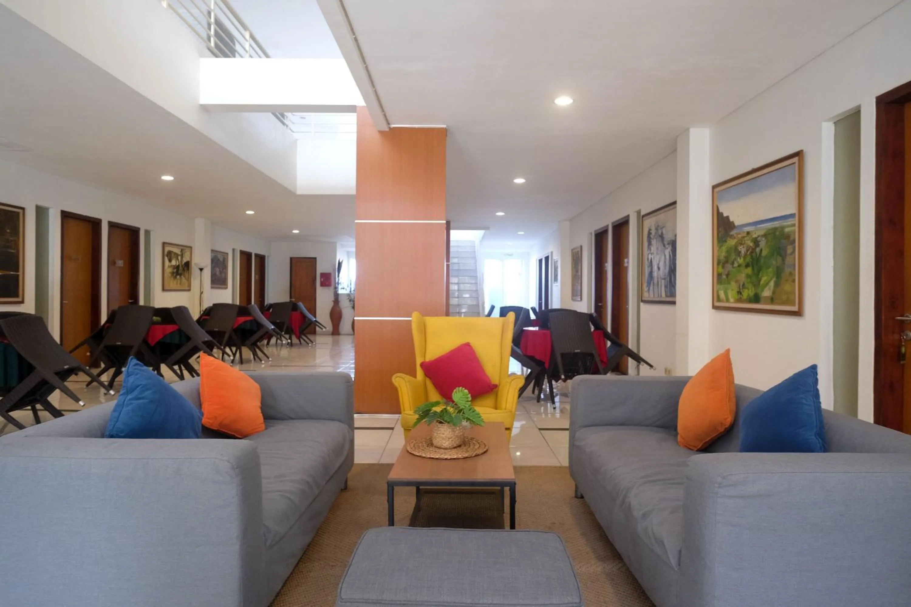 Seating area in Sans Hotel Prime Cailendra Yogyakarta by RedDoorz