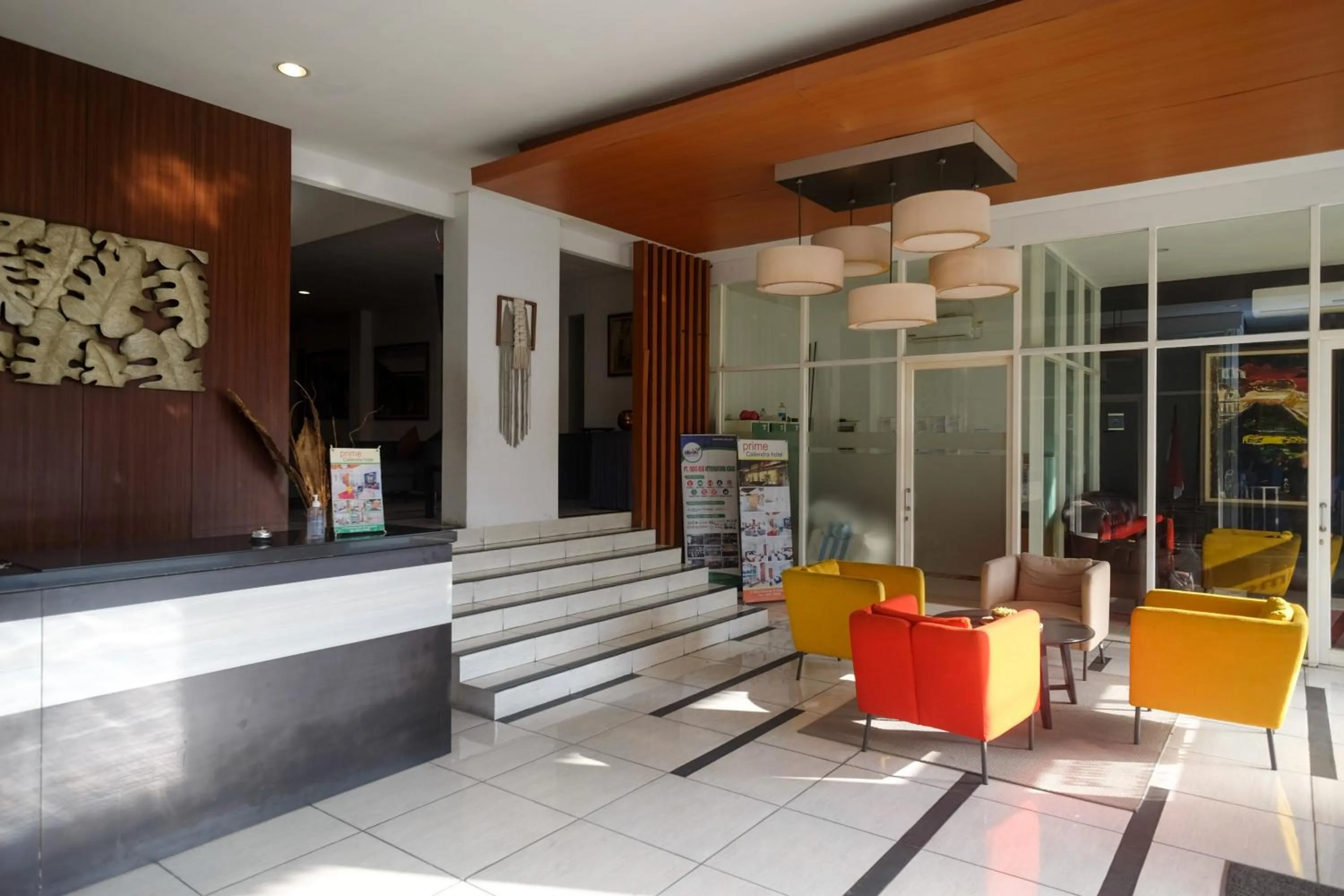 Lobby or reception in Sans Hotel Prime Cailendra Yogyakarta by RedDoorz