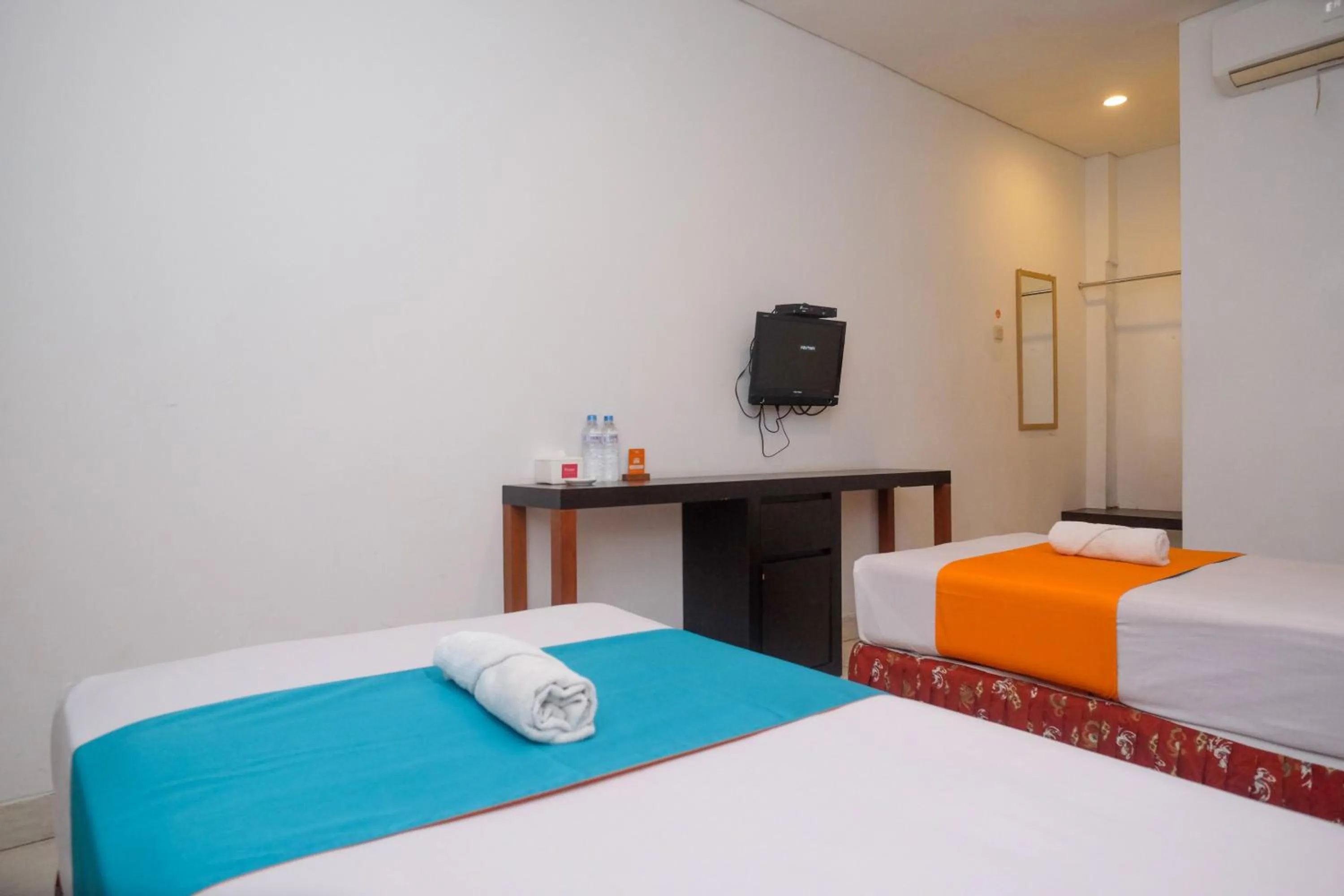 Bedroom, Bed in Sans Hotel Prime Cailendra Yogyakarta by RedDoorz
