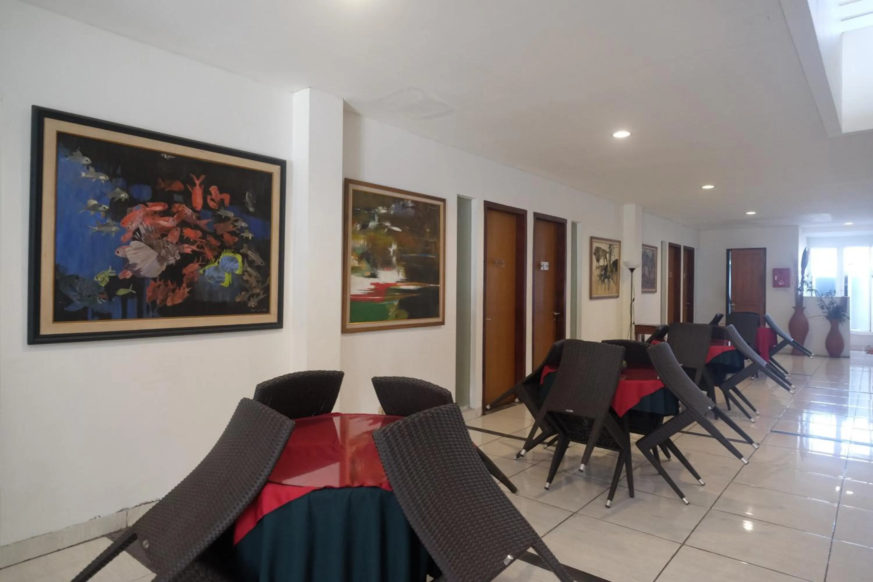 Seating area in Sans Hotel Prime Cailendra Yogyakarta by RedDoorz