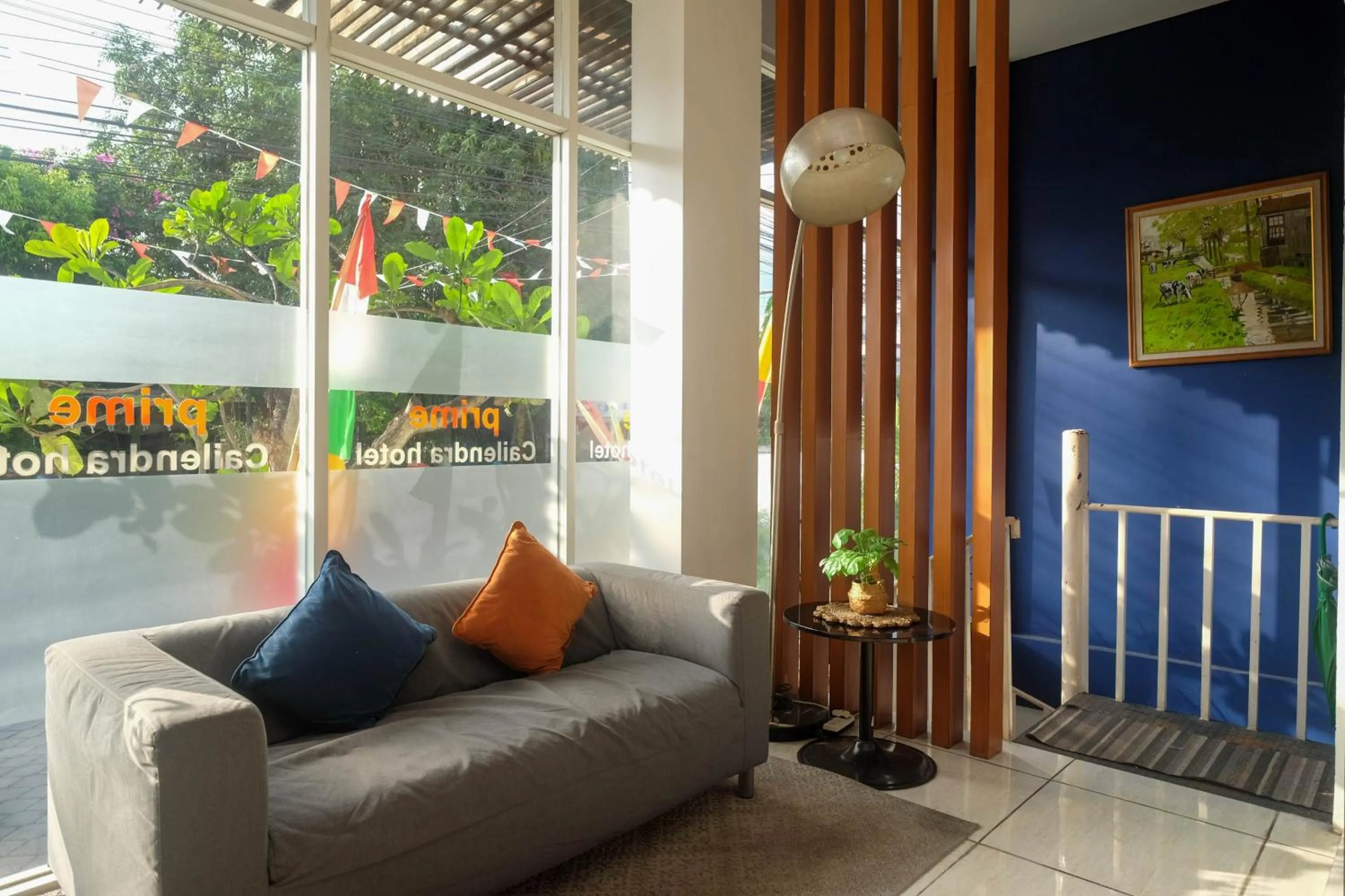 Seating area in Sans Hotel Prime Cailendra Yogyakarta by RedDoorz