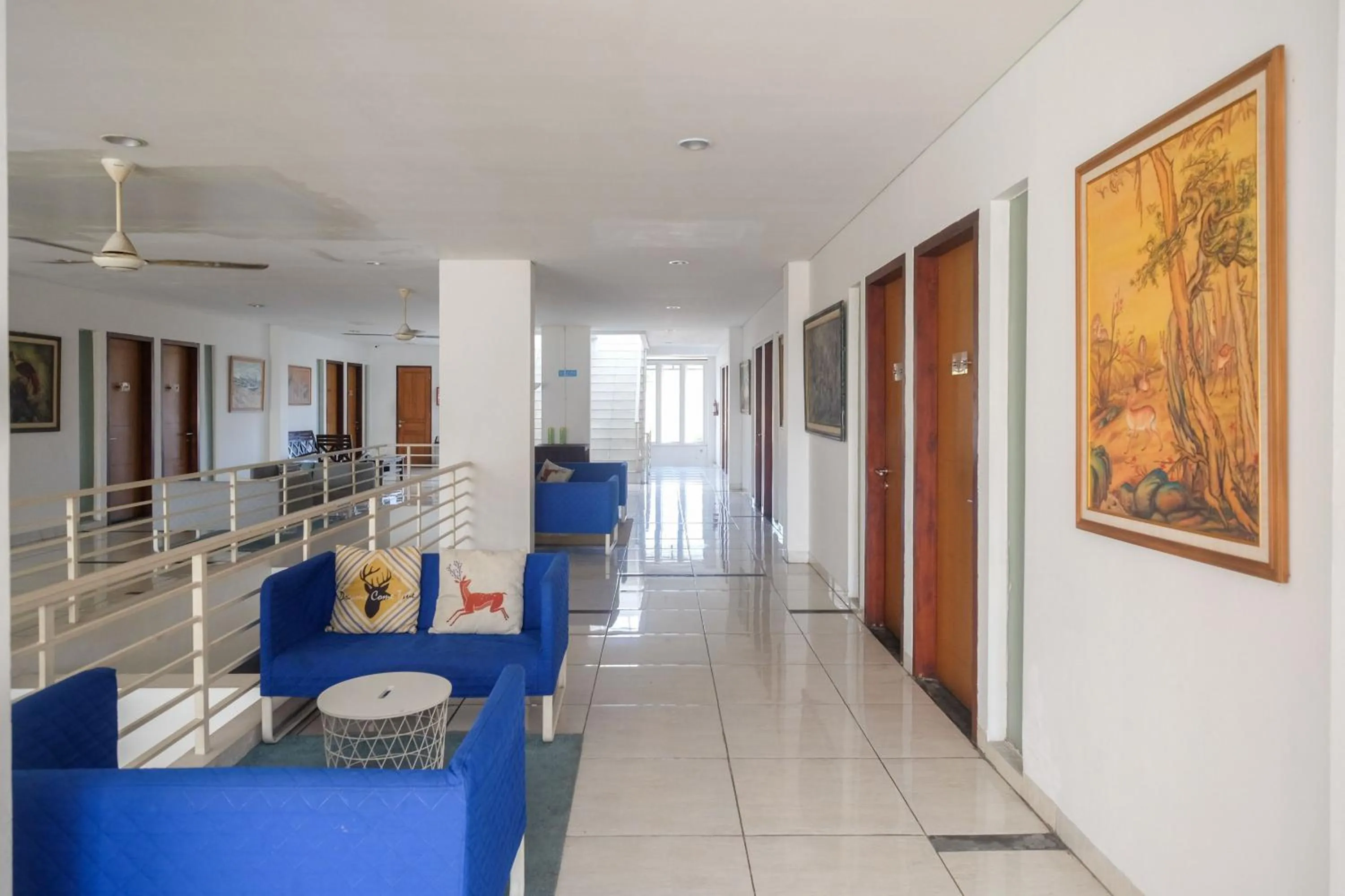 Seating area in Sans Hotel Prime Cailendra Yogyakarta by RedDoorz