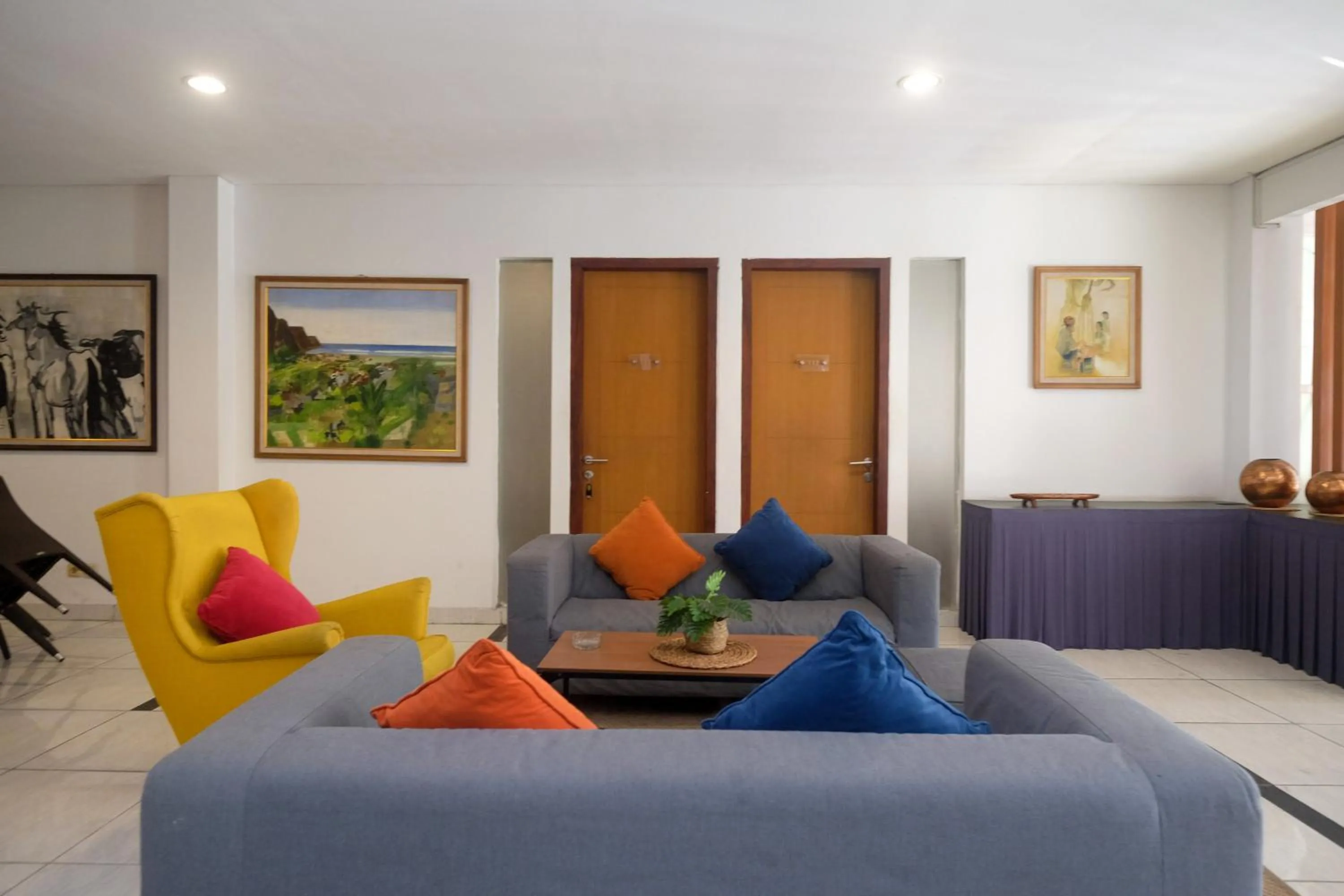 Seating area in Sans Hotel Prime Cailendra Yogyakarta by RedDoorz