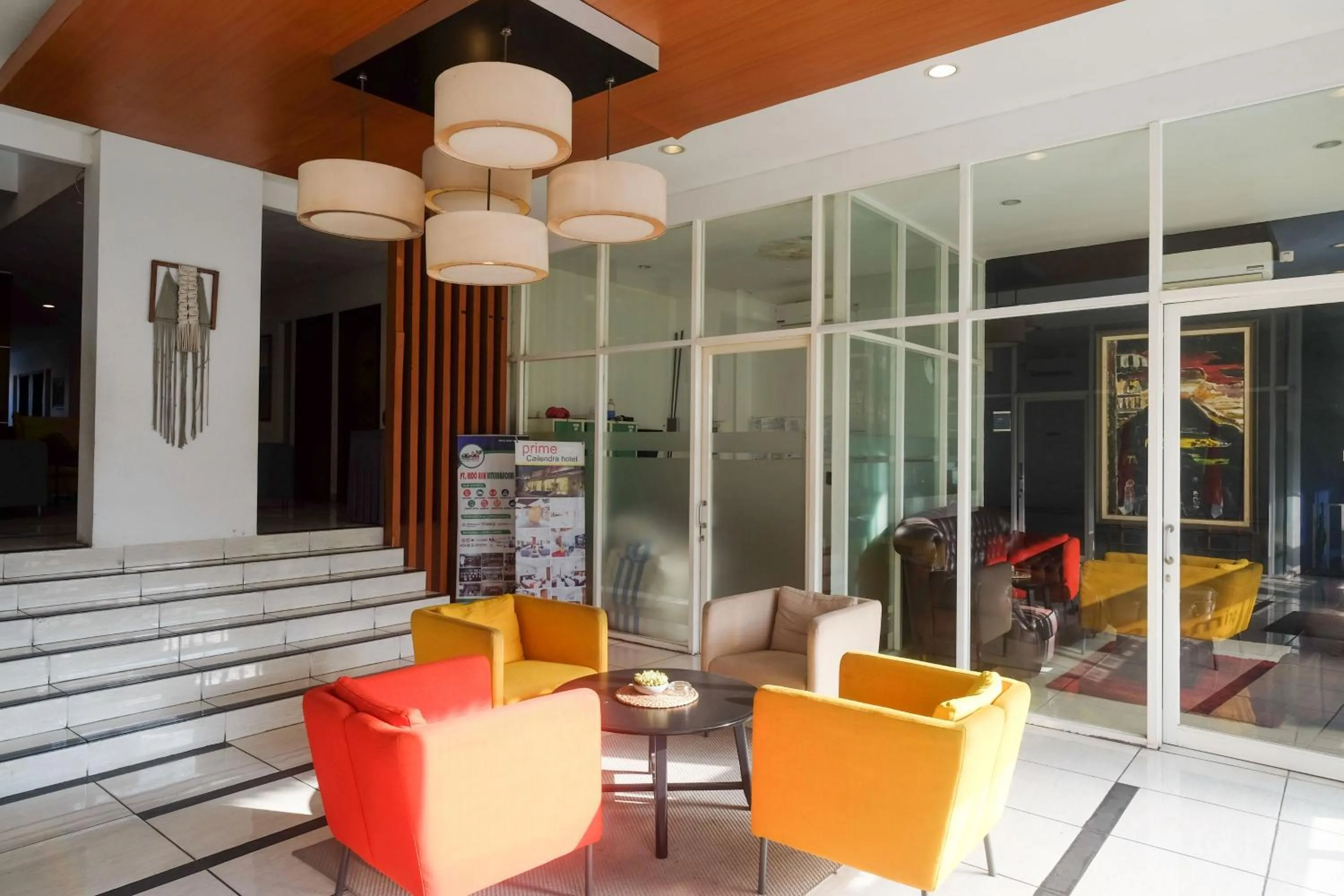 Seating area in Sans Hotel Prime Cailendra Yogyakarta by RedDoorz
