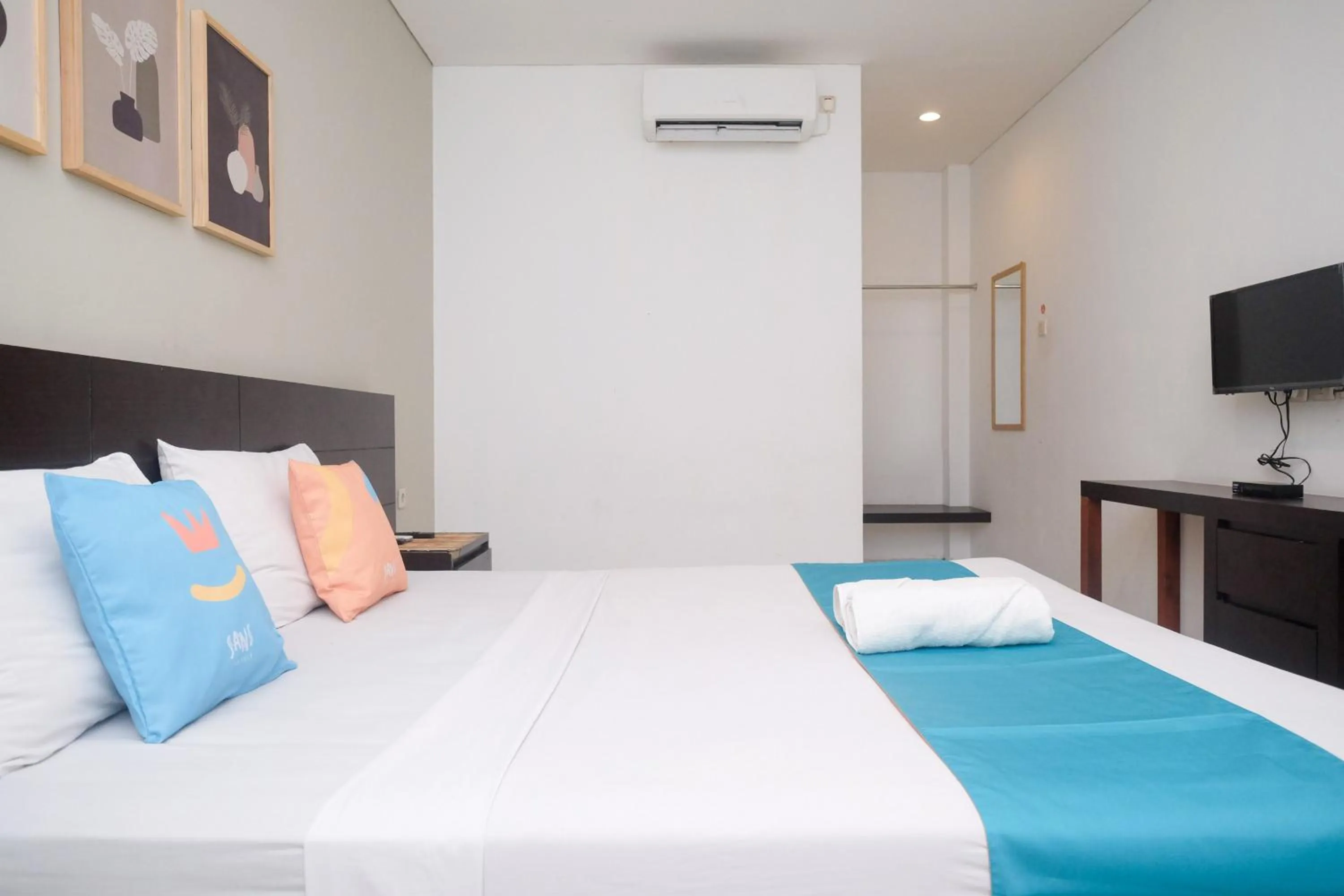 Bedroom, Bed in Sans Hotel Prime Cailendra Yogyakarta by RedDoorz