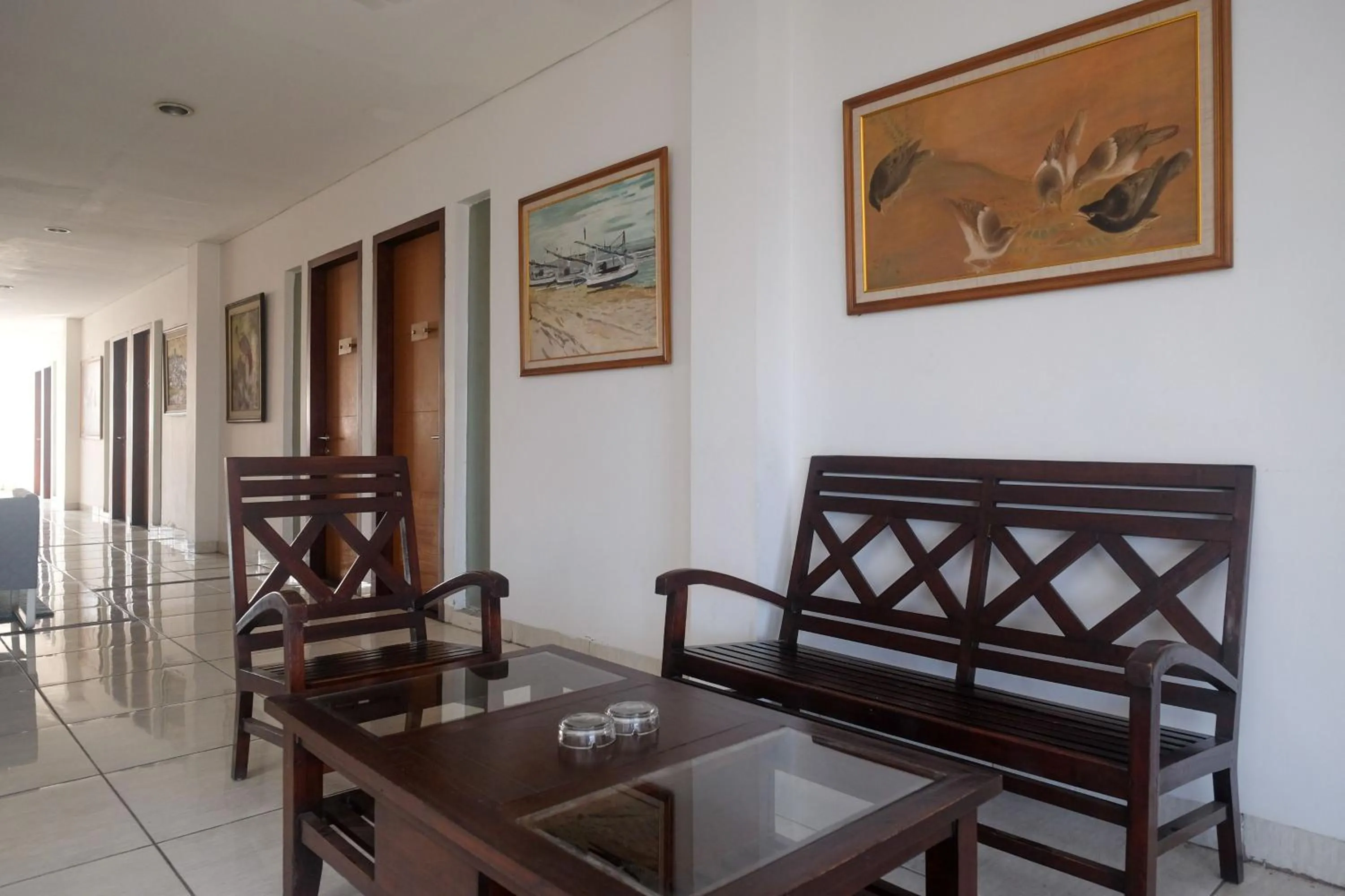 Seating area in Sans Hotel Prime Cailendra Yogyakarta by RedDoorz