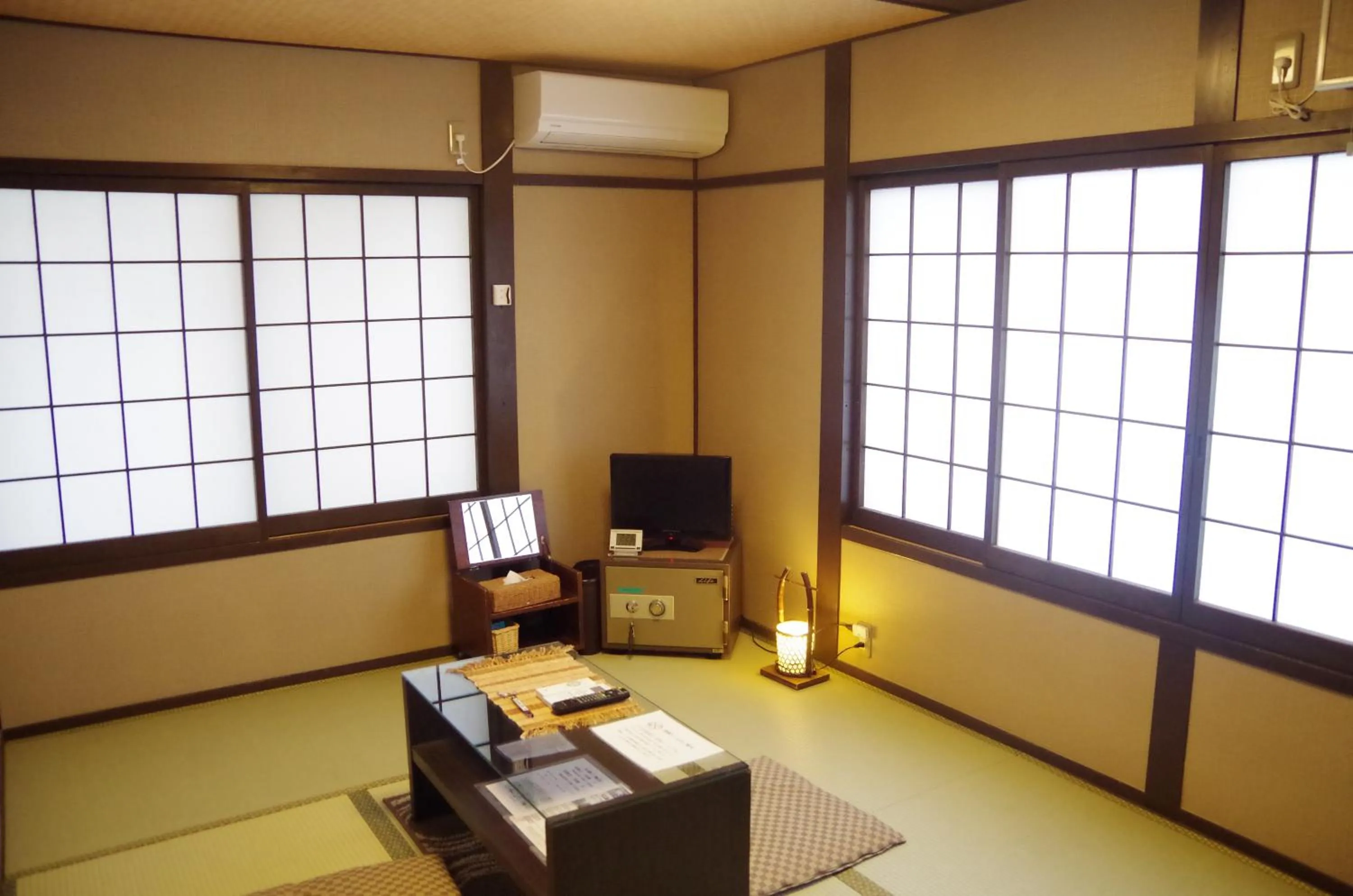Photo of the whole room in Ryoso Chatani