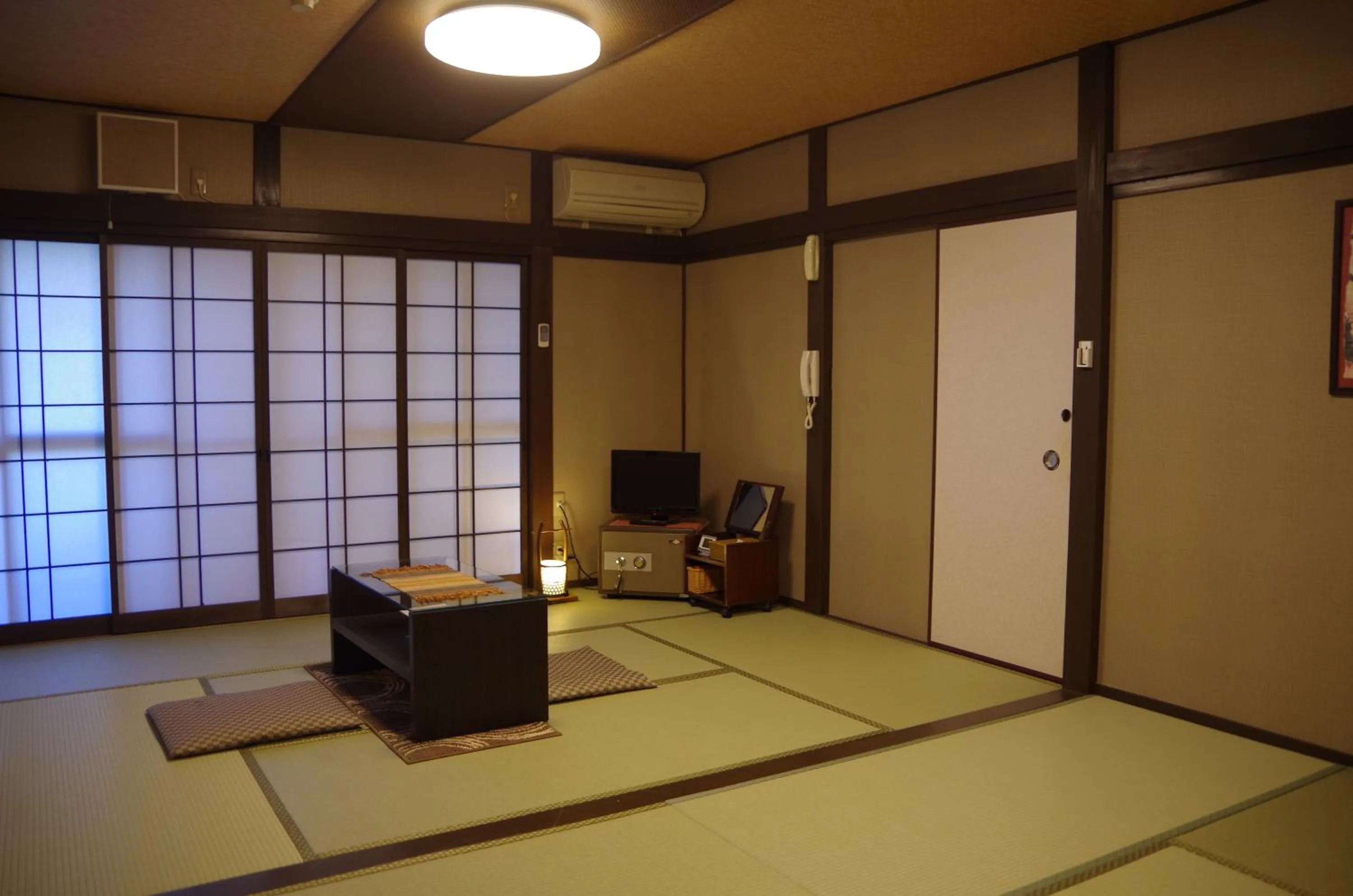 Photo of the whole room in Ryoso Chatani