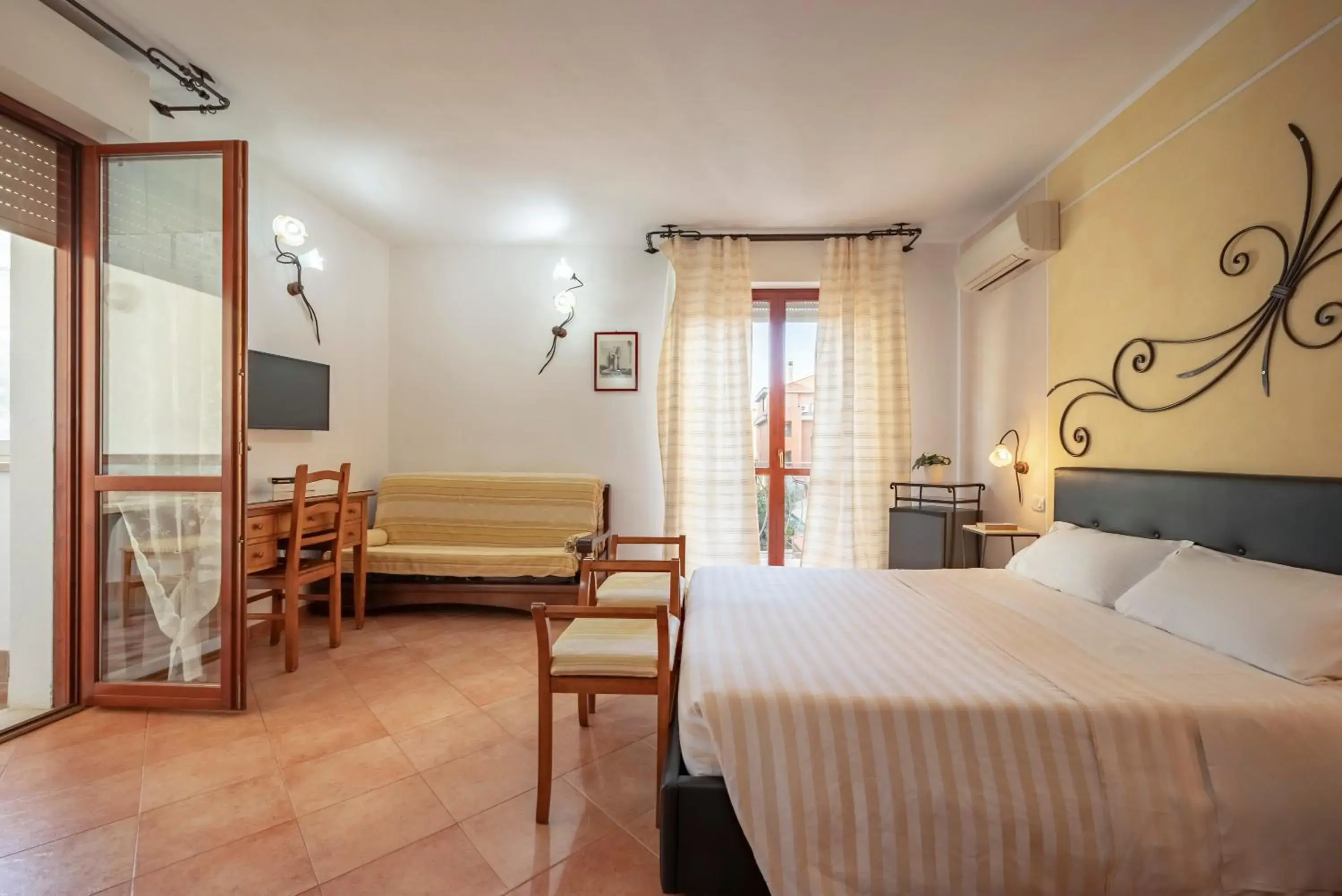 Bedroom in Lola Piccolo Hotel e Appartamenti Bedroom in Lola Piccolo Hotel e Appartamenti