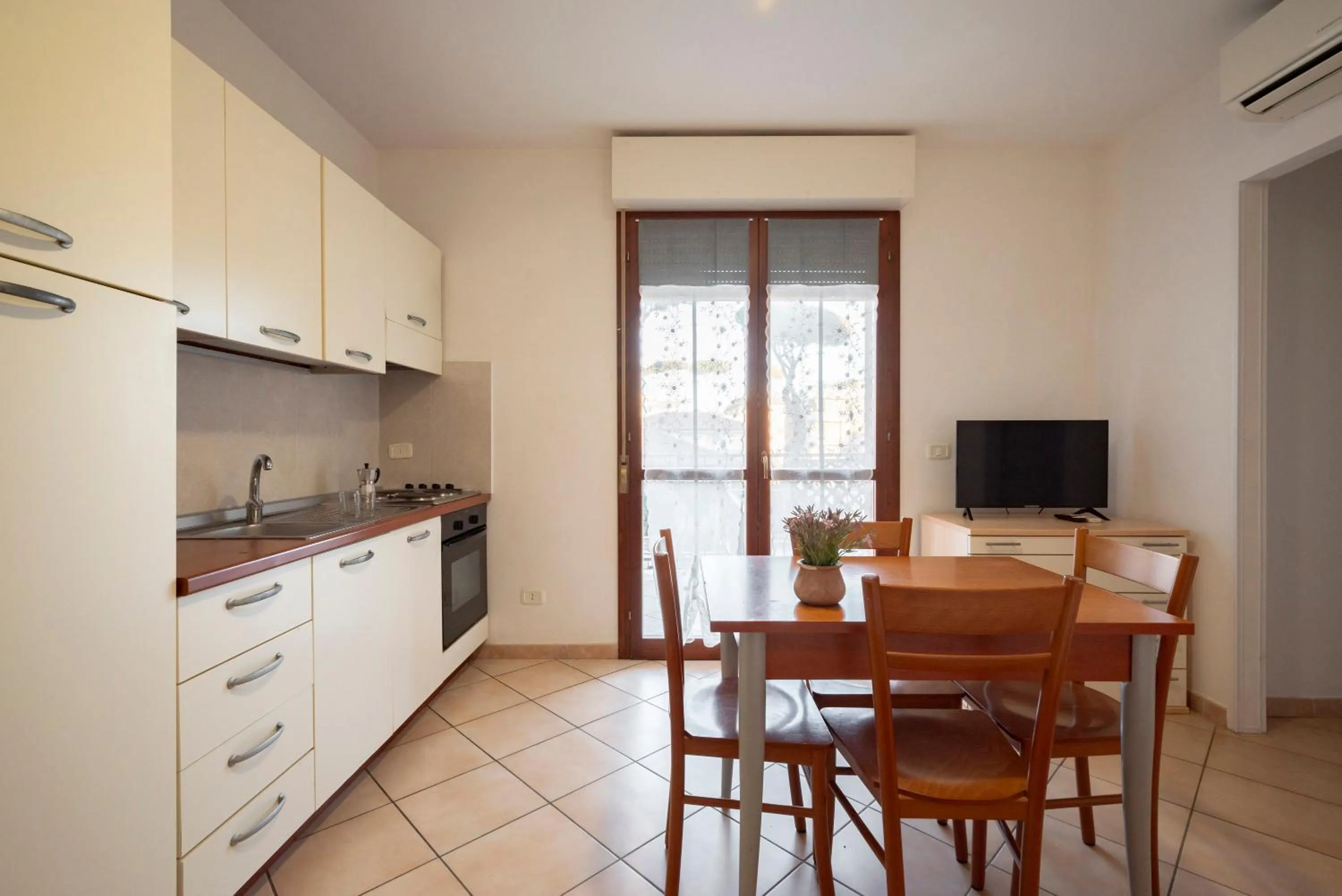 Kitchen or kitchenette in Lola Piccolo Hotel e Appartamenti