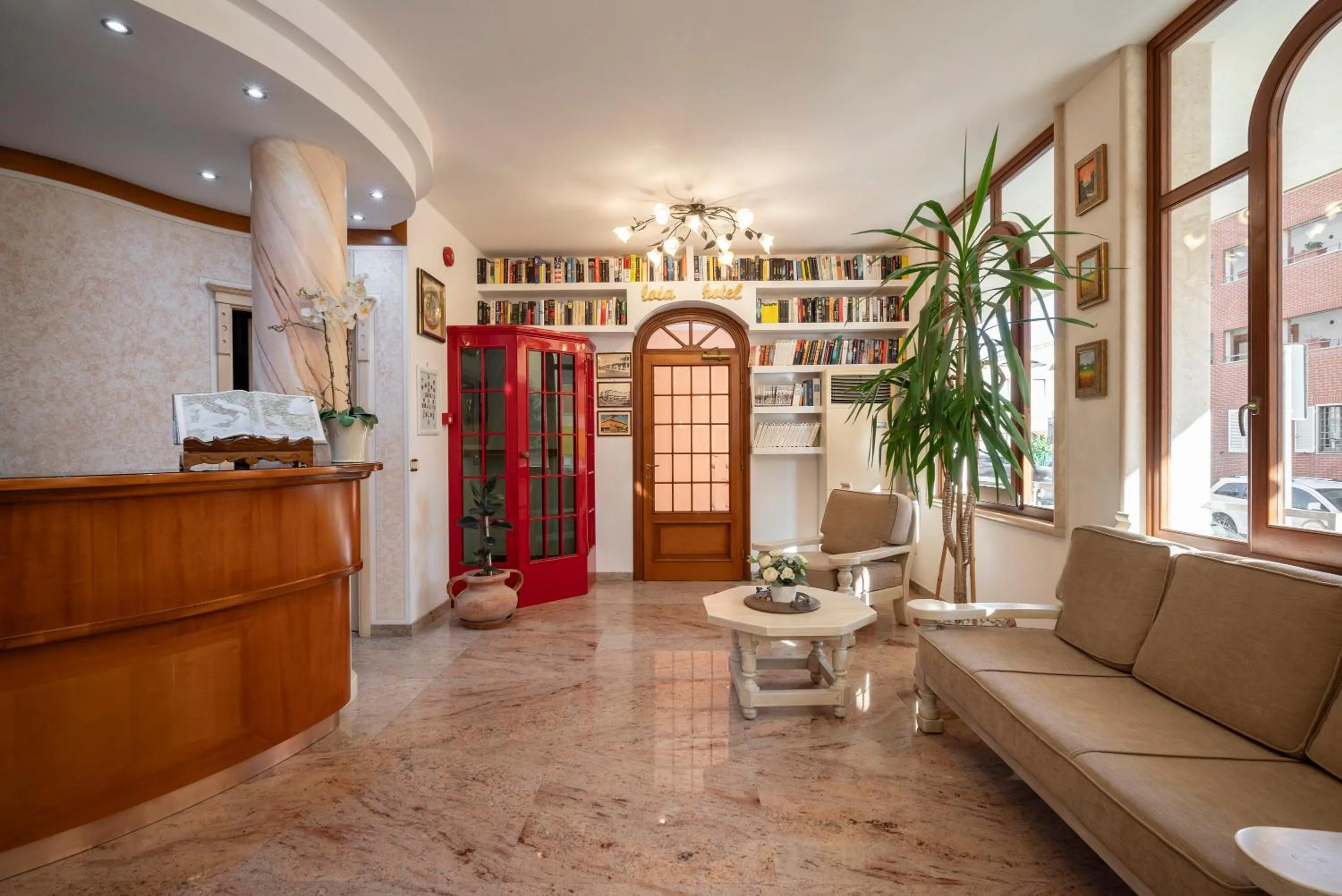 Lobby or reception in Lola Piccolo Hotel e Appartamenti