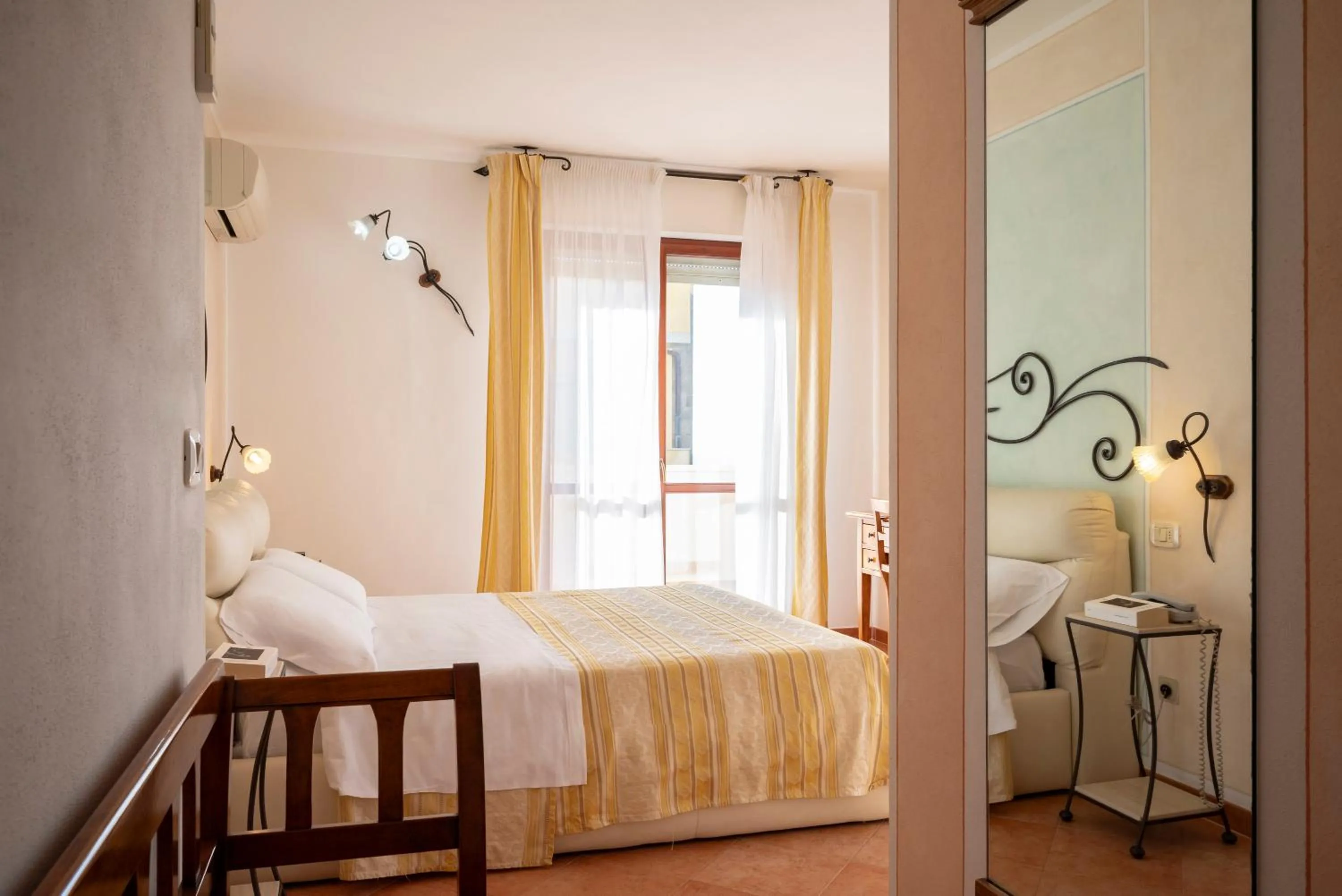 Bedroom in Lola Piccolo Hotel e Appartamenti