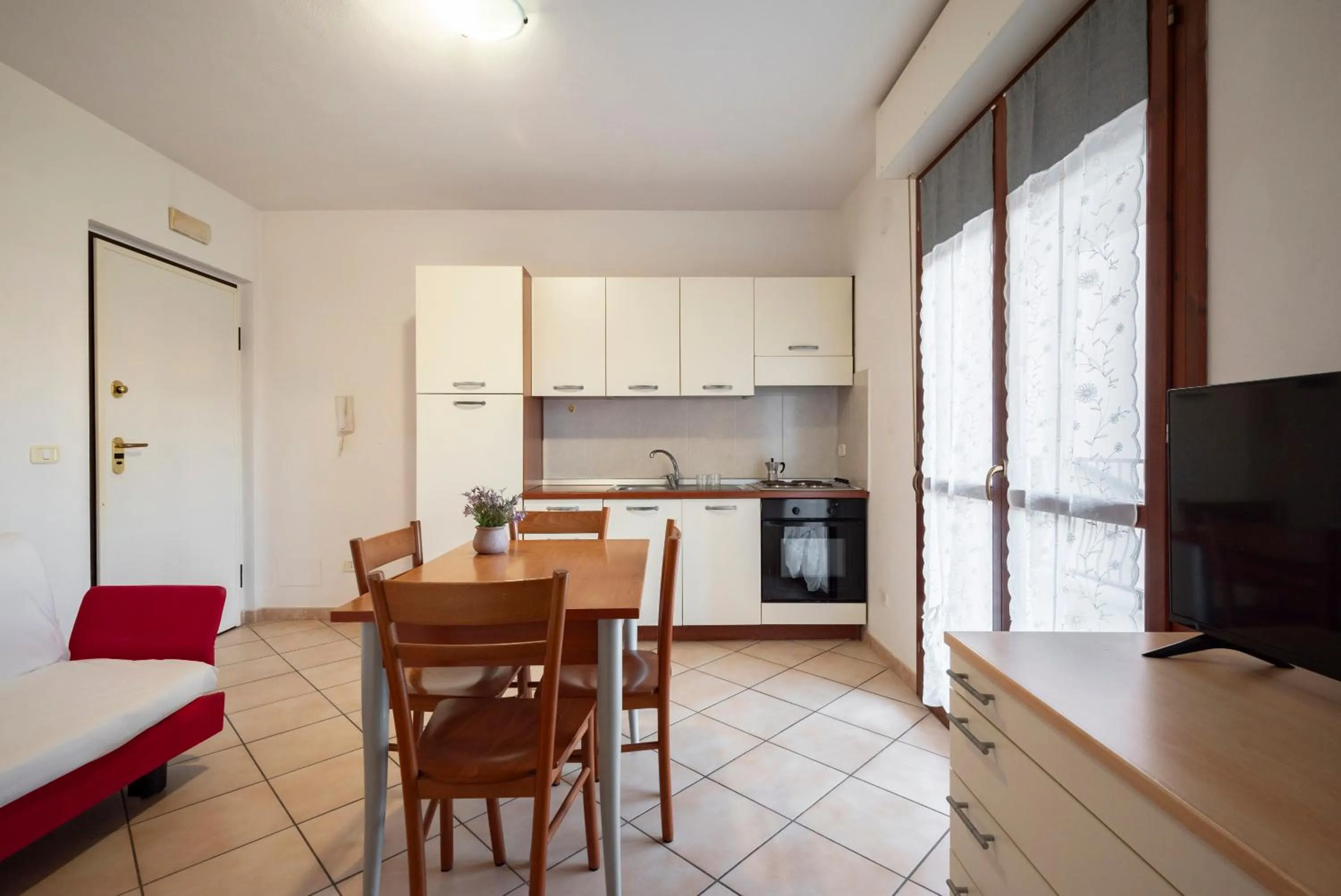 Kitchen or kitchenette in Lola Piccolo Hotel e Appartamenti