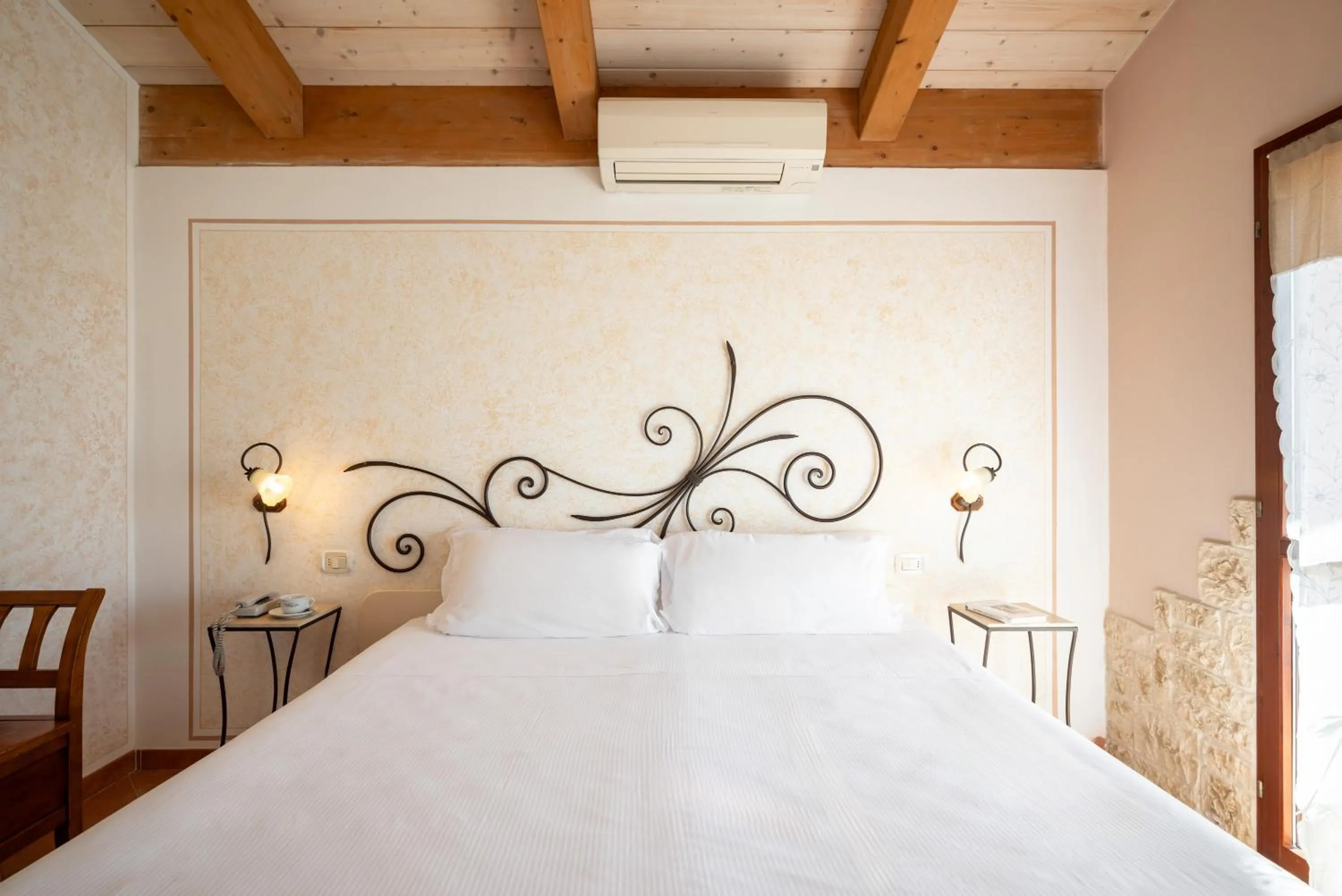 Bedroom in Lola Piccolo Hotel e Appartamenti