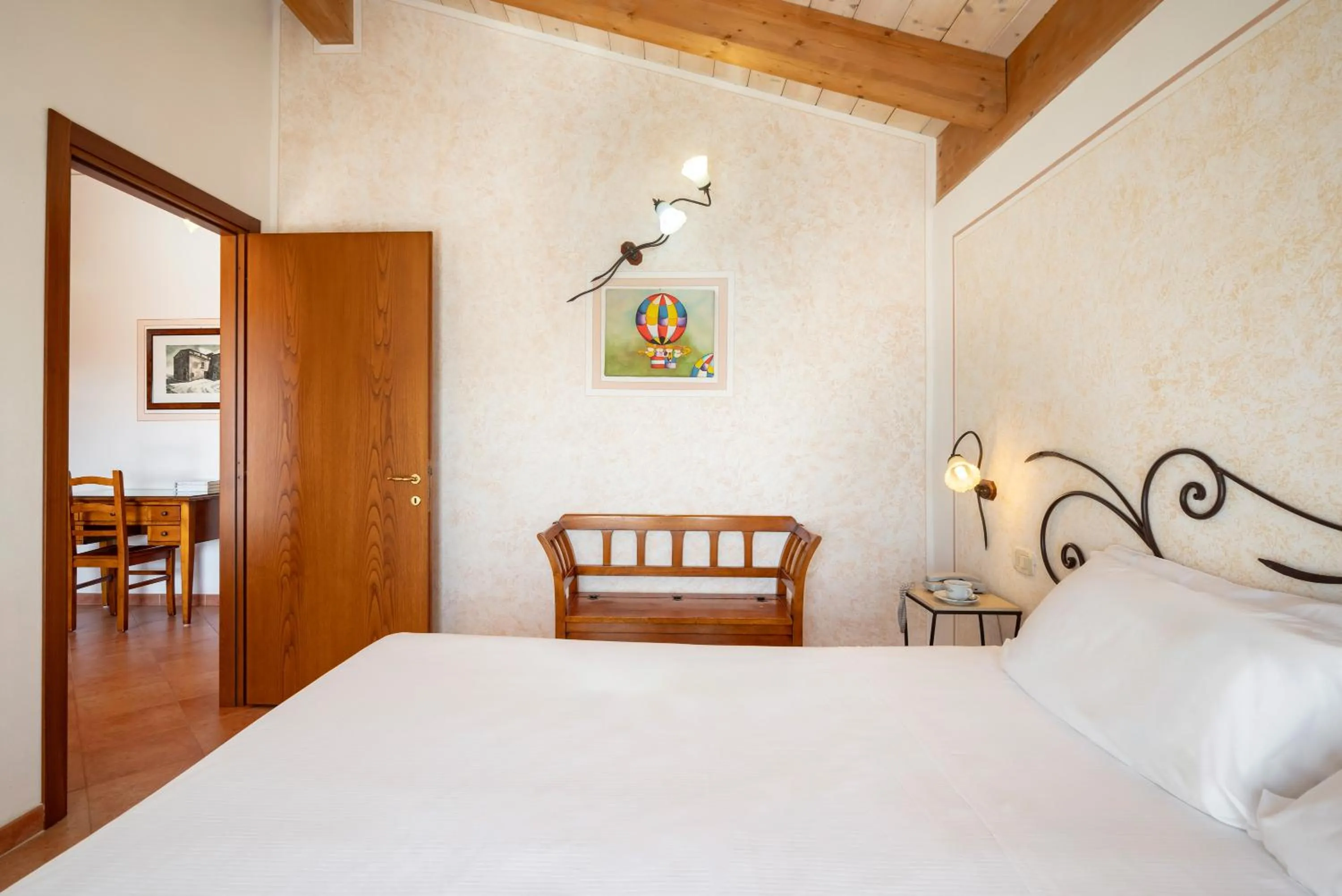 Photo of the whole room in Lola Piccolo Hotel e Appartamenti