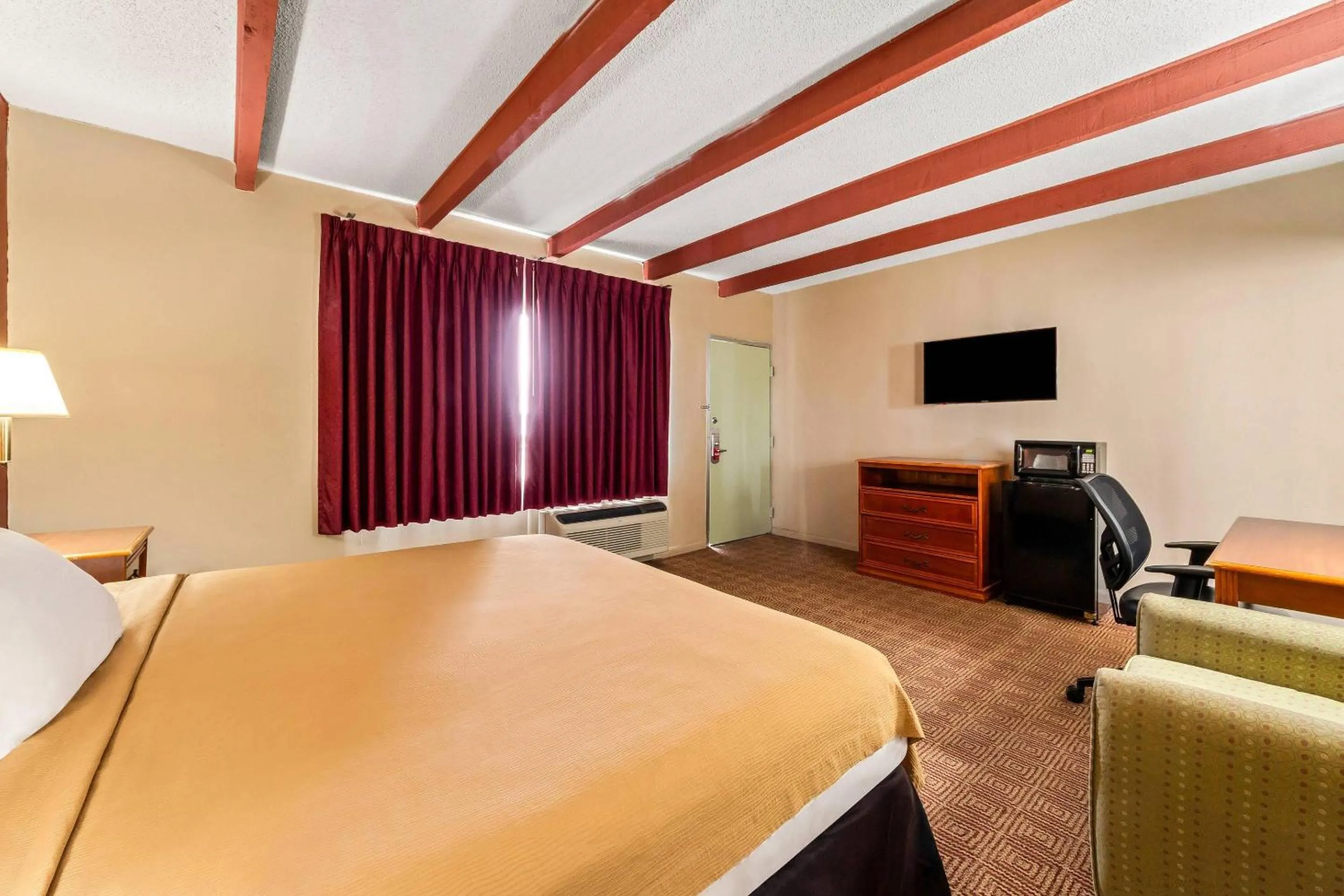 Bedroom, Bed in Econo Lodge Del Rio