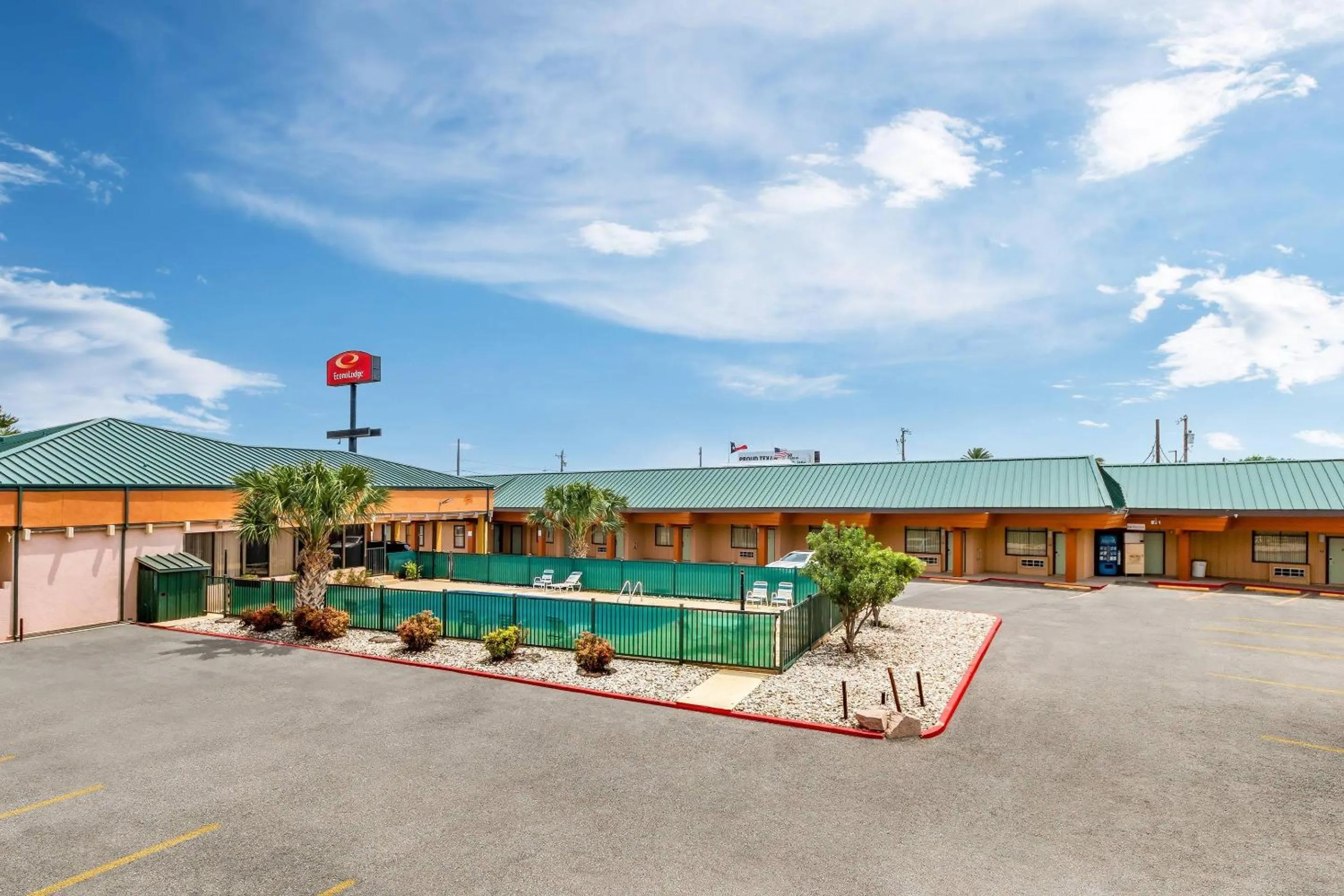 Property building in Econo Lodge Del Rio