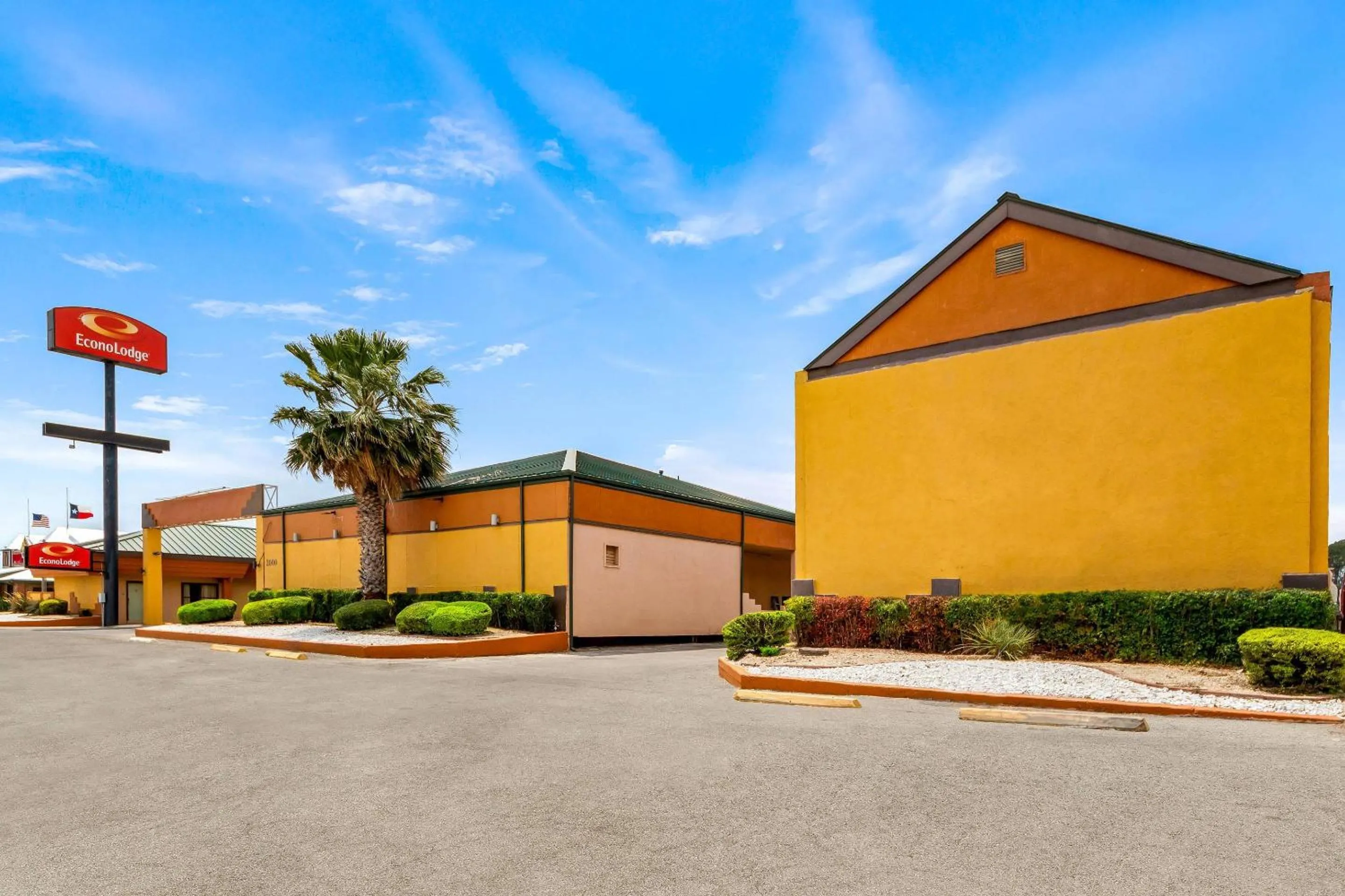 Property building in Econo Lodge Del Rio
