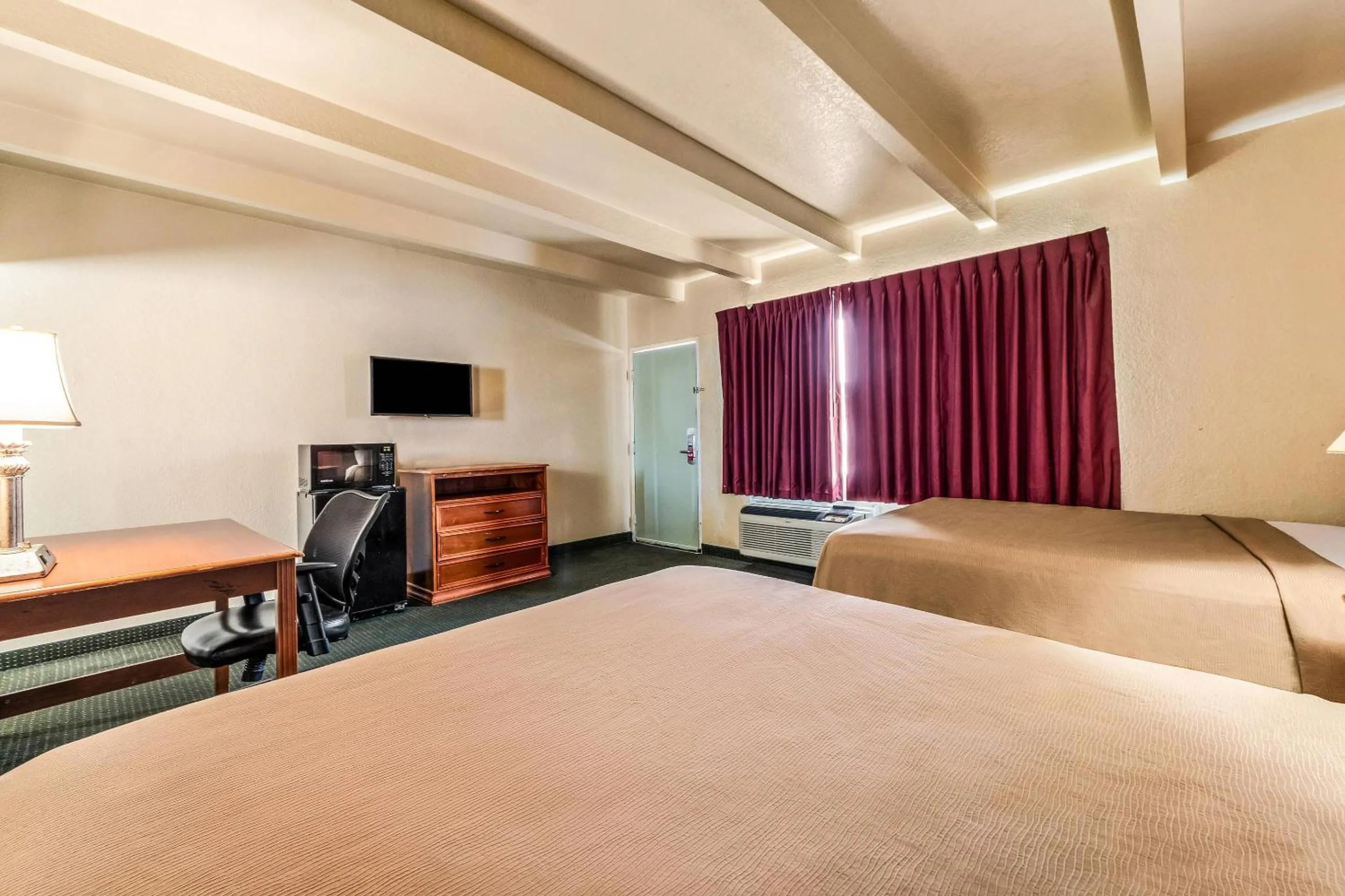 Bedroom, Bed in Econo Lodge Del Rio