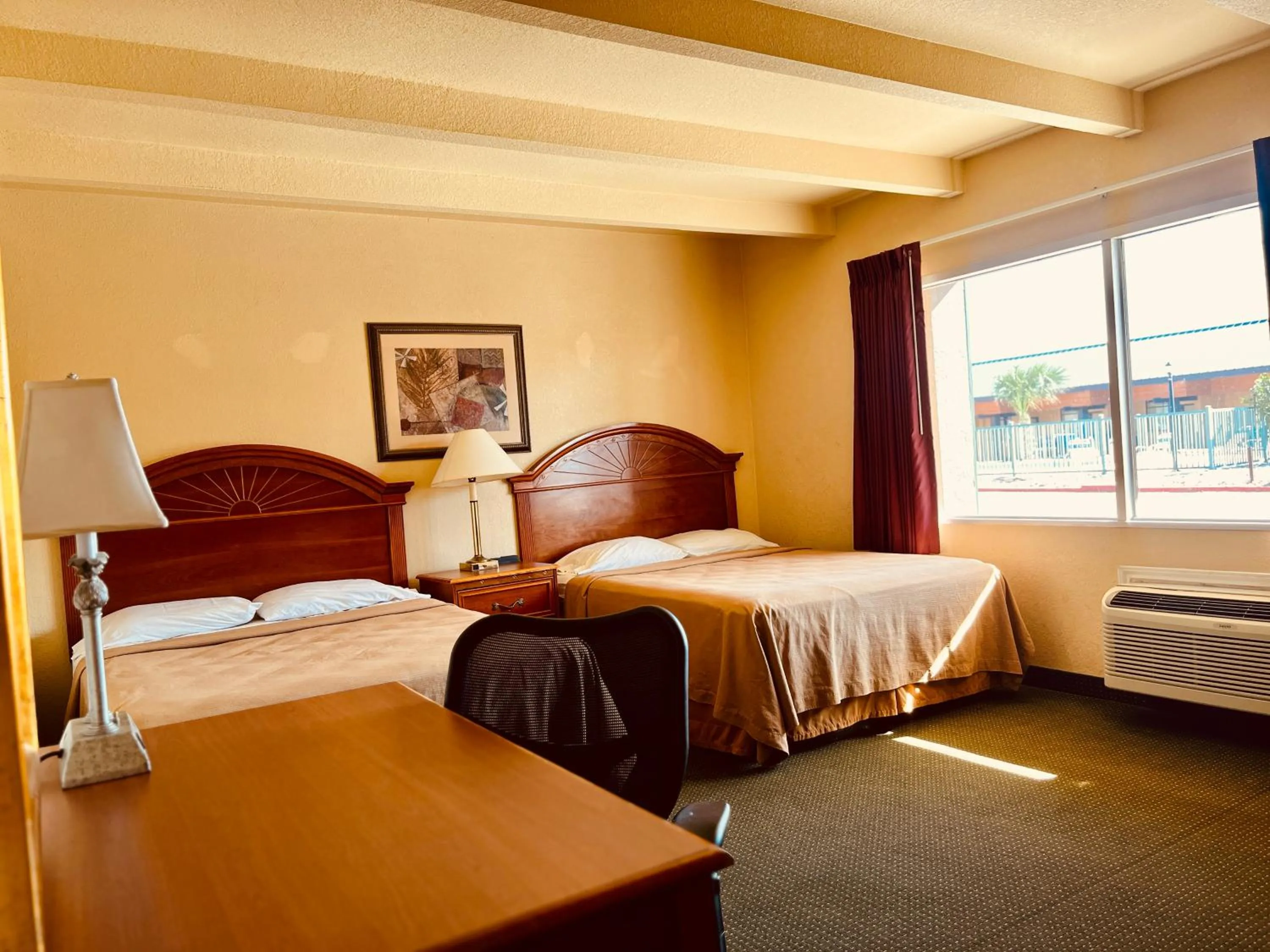 Bed in Econo Lodge Del Rio