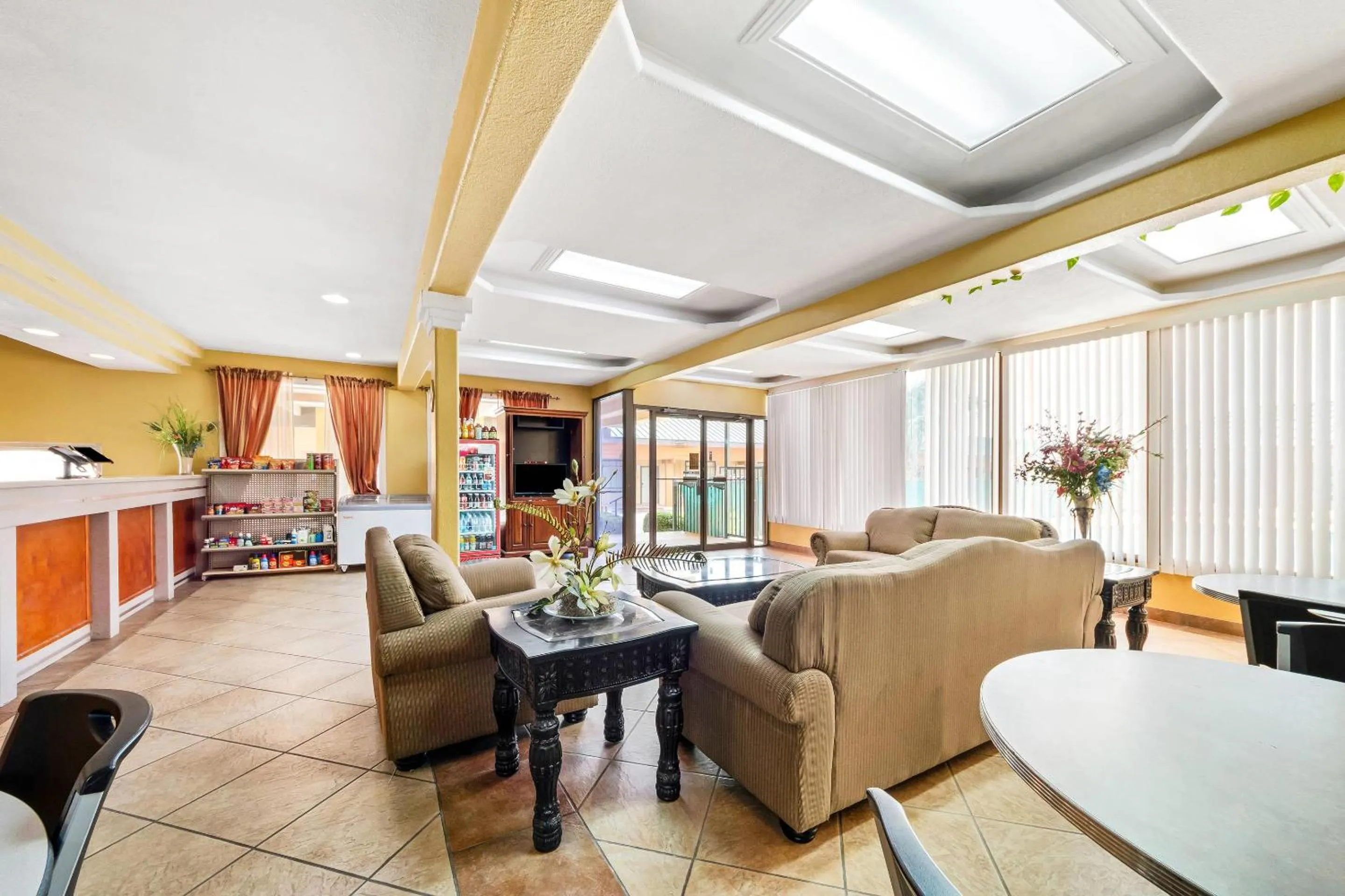 Lobby or reception in Econo Lodge Del Rio