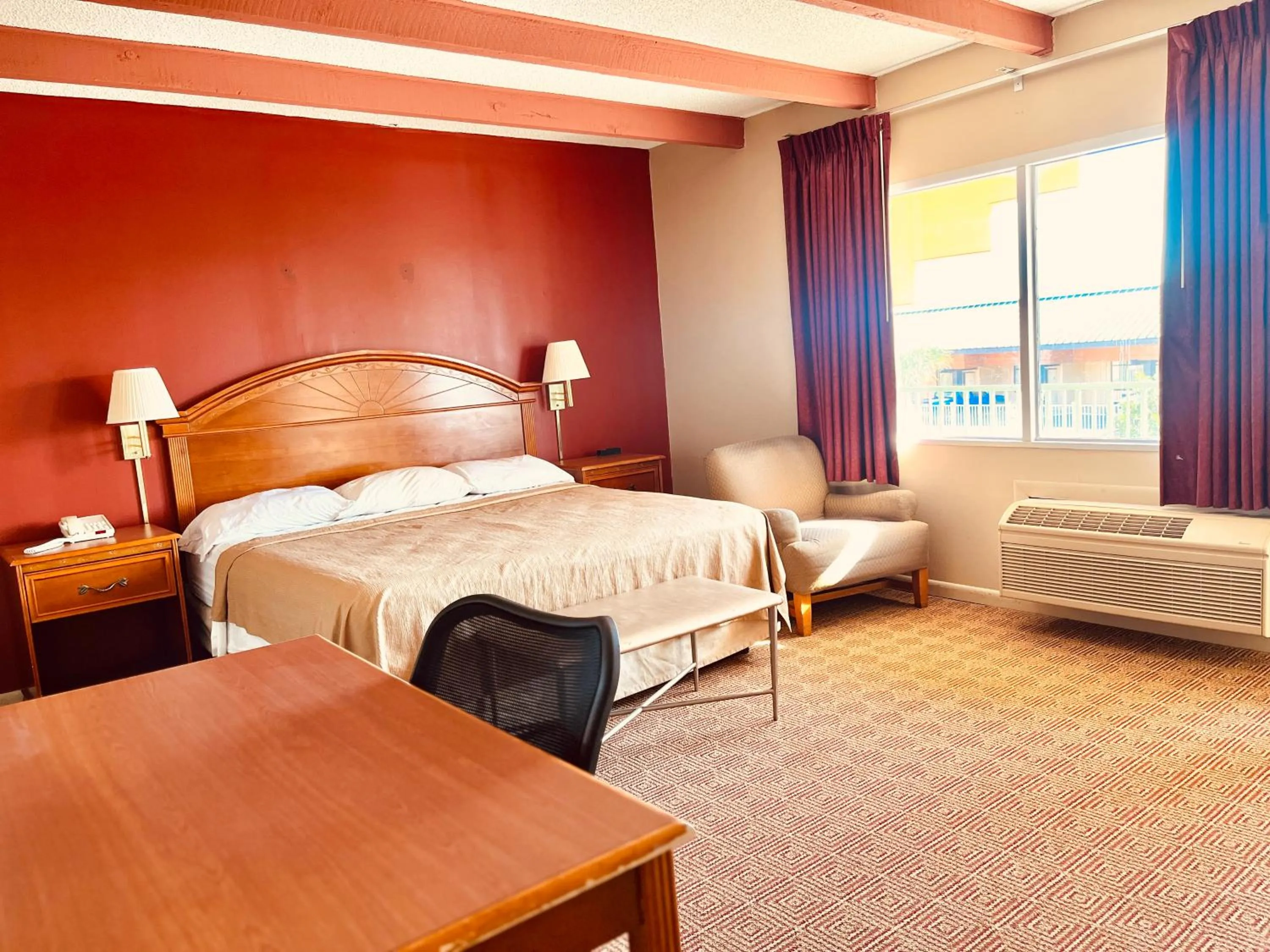 Bed in Econo Lodge Del Rio