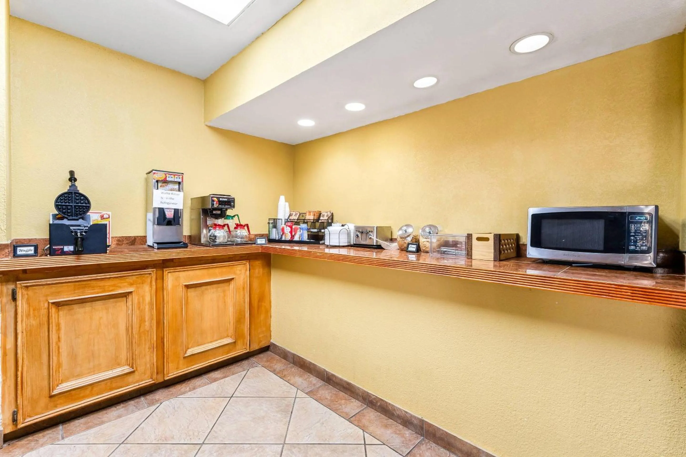 Breakfast in Econo Lodge Del Rio