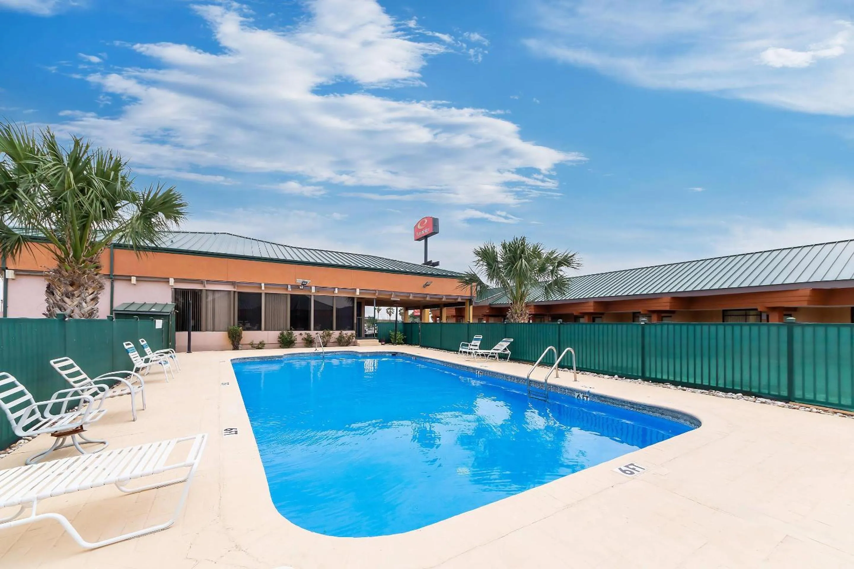Swimming pool in Econo Lodge Del Rio