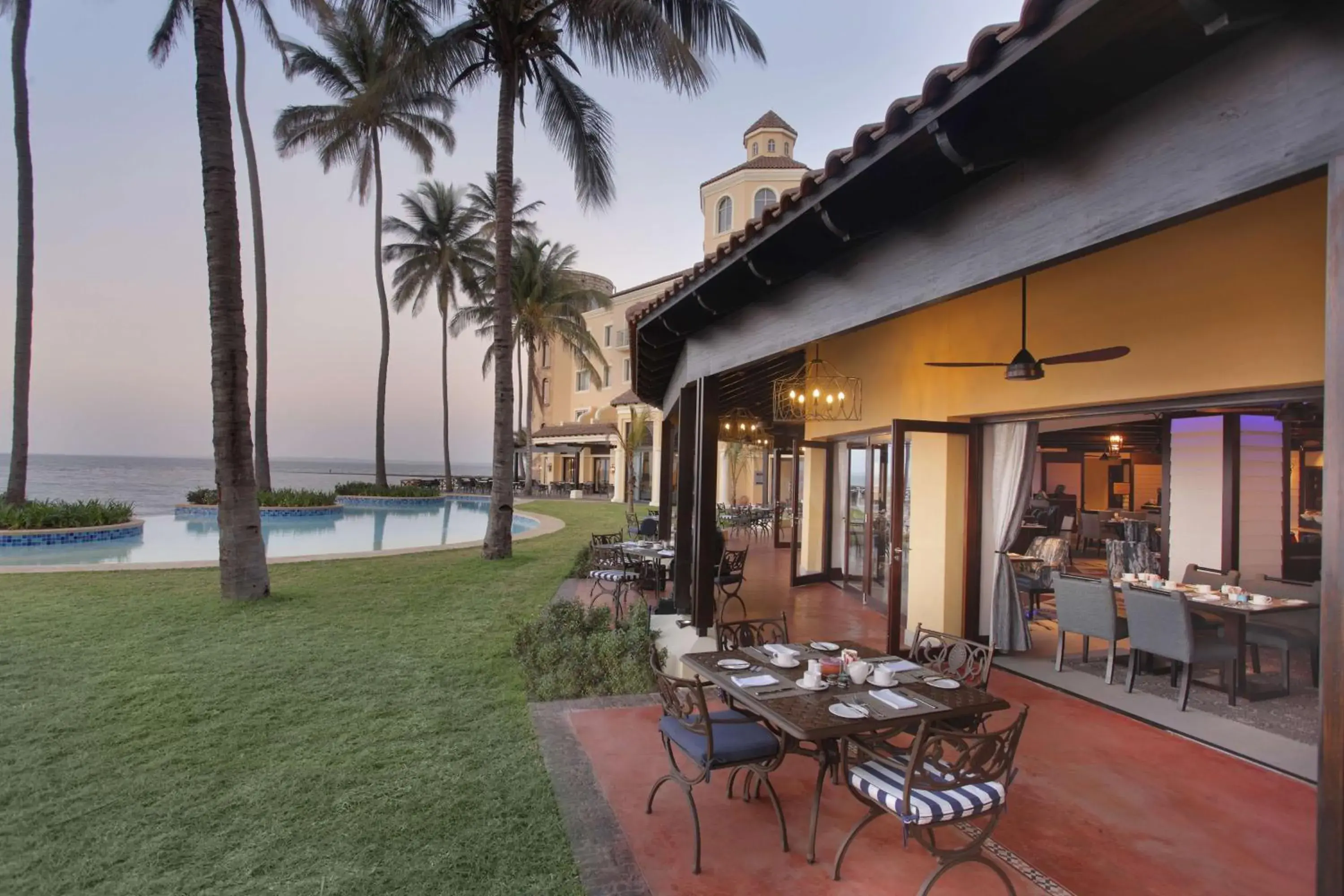 Lounge or bar in Southern Sun Maputo Lounge or bar in Southern Sun Maputo