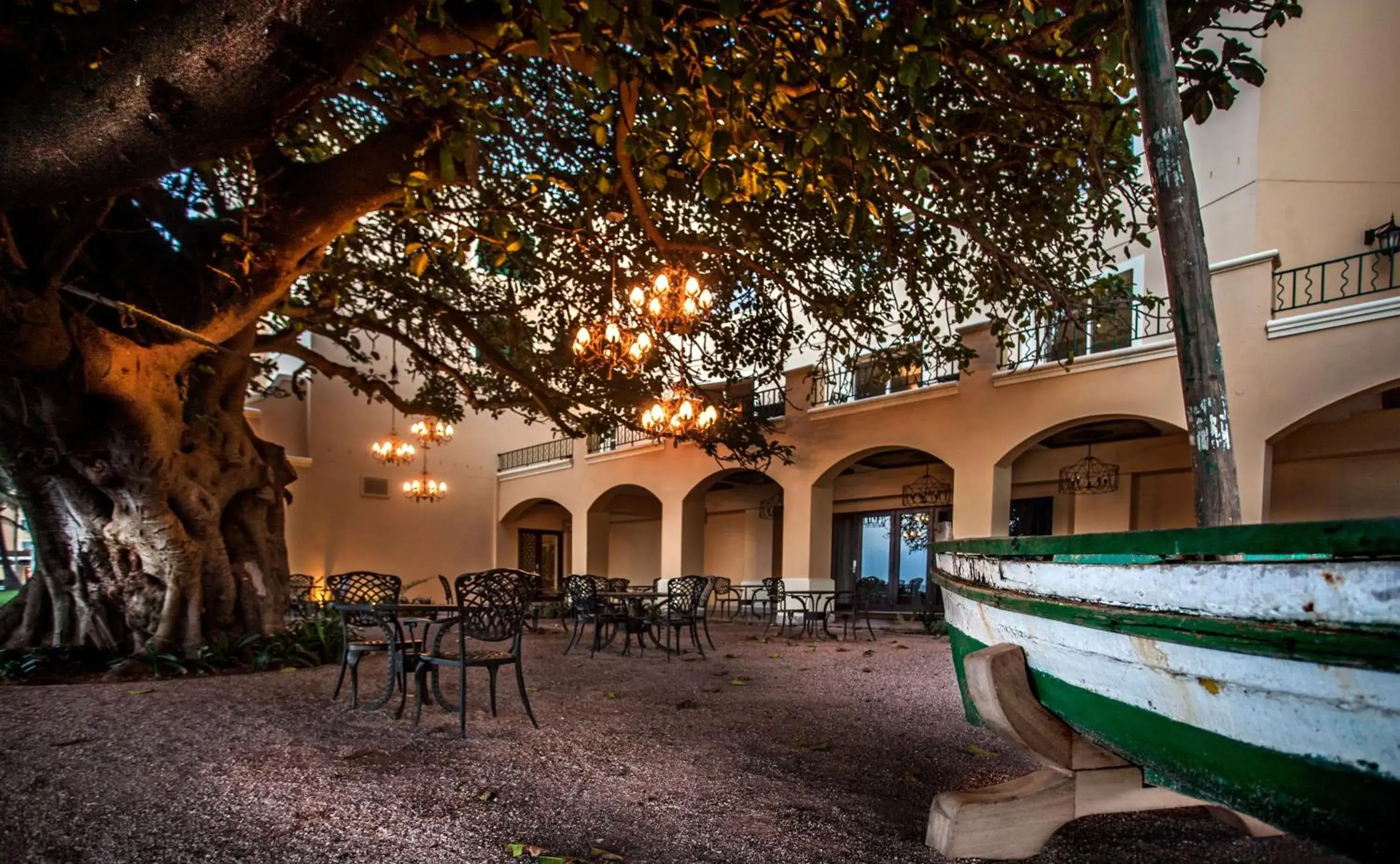 Lounge or bar in Southern Sun Maputo Lounge or bar in Southern Sun Maputo