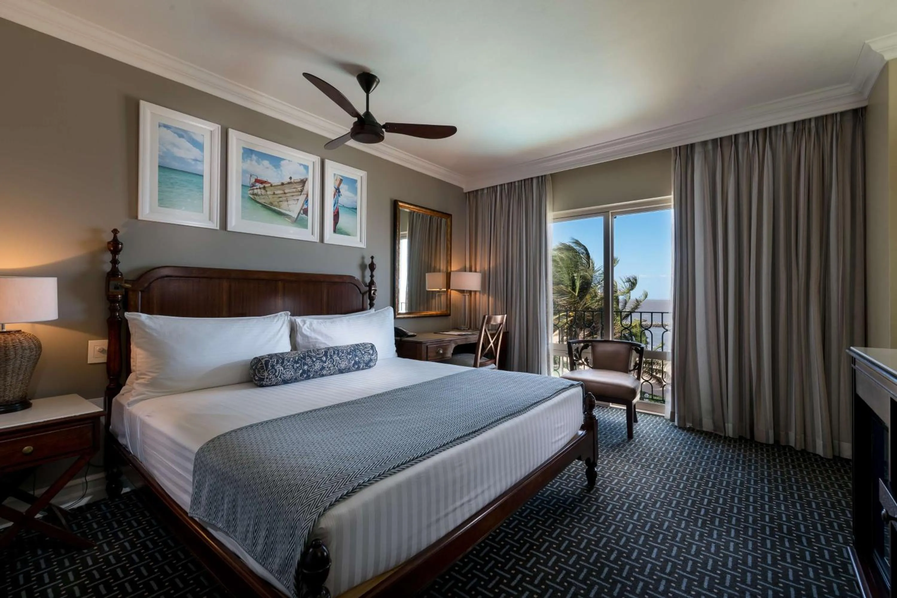 Bedroom, Bed in Southern Sun Maputo