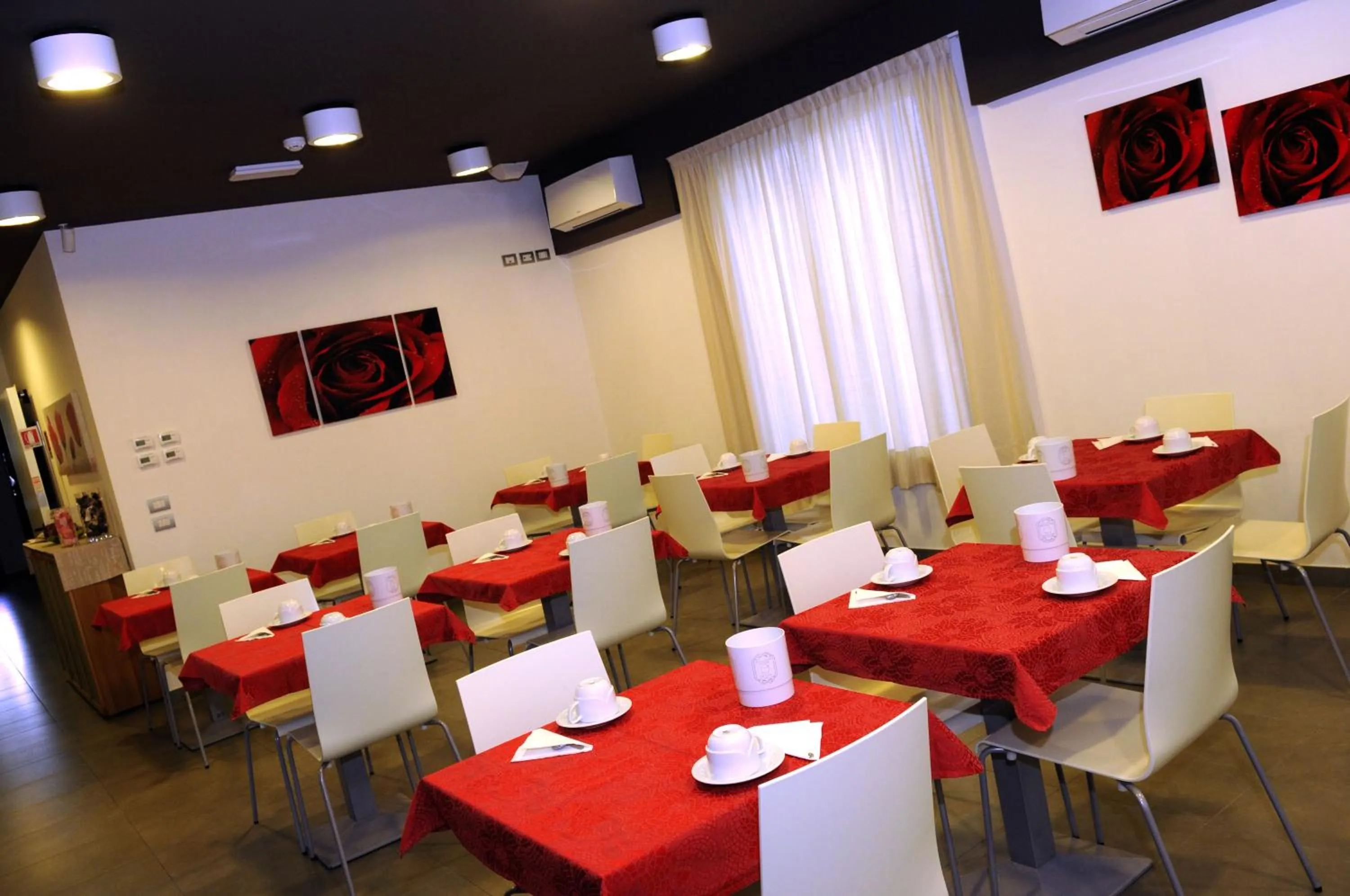 Restaurant/places to eat in Hotel Raffaello