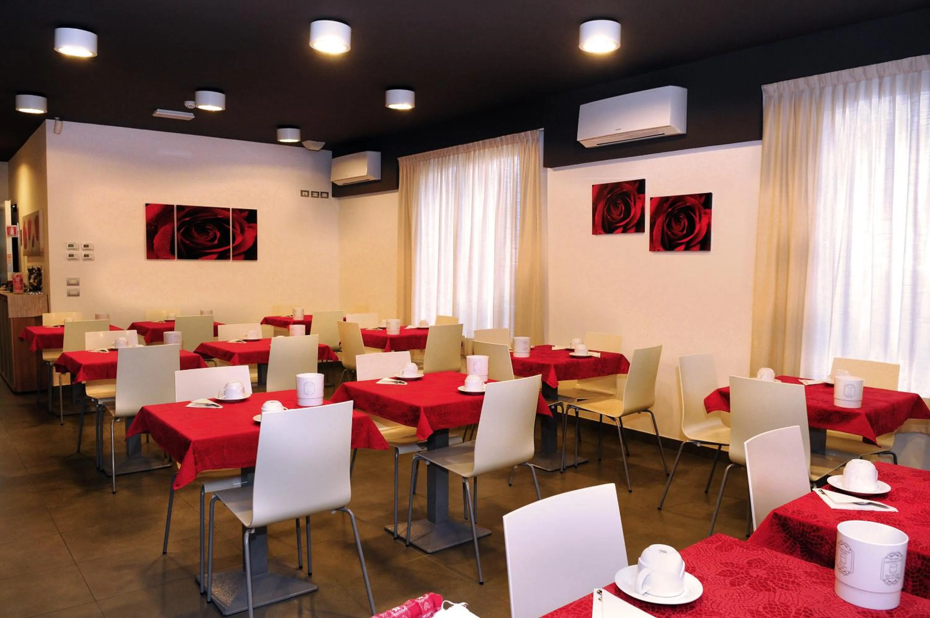 Restaurant/places to eat in Hotel Raffaello